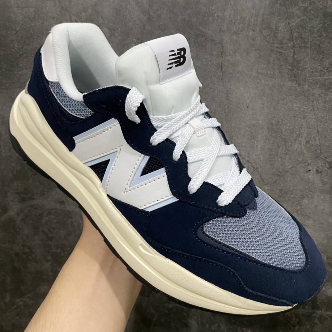 图片[4]-外贸纯原 New Balance/新百伦 NB5740系列 复古休闲运动跑鞋 海军蓝 M5740CD 特别以1988年首度面世的经典574作为设计蓝本 保留574简约易衬的80s鞋型轮廓 同时再加以向90年代特立独行的抢眼美学致敬 凭借多种严选的优质素材重塑出让人耳目一新又充满层次感的革新中低结构 另一方面 为呼应90年代的巨大化潮流 鞋侧也点题采用了相应的巨大化N字Logo 并且加上反光细节点缀 再结合同样启发自574并经过改良的抓地鞋底 可谓集结两大年代的注目设计元素 尺码：36 36.5 37 37.5 38 38.5 39 40 40.5 41 42 42.5 43 44 45-选品中心