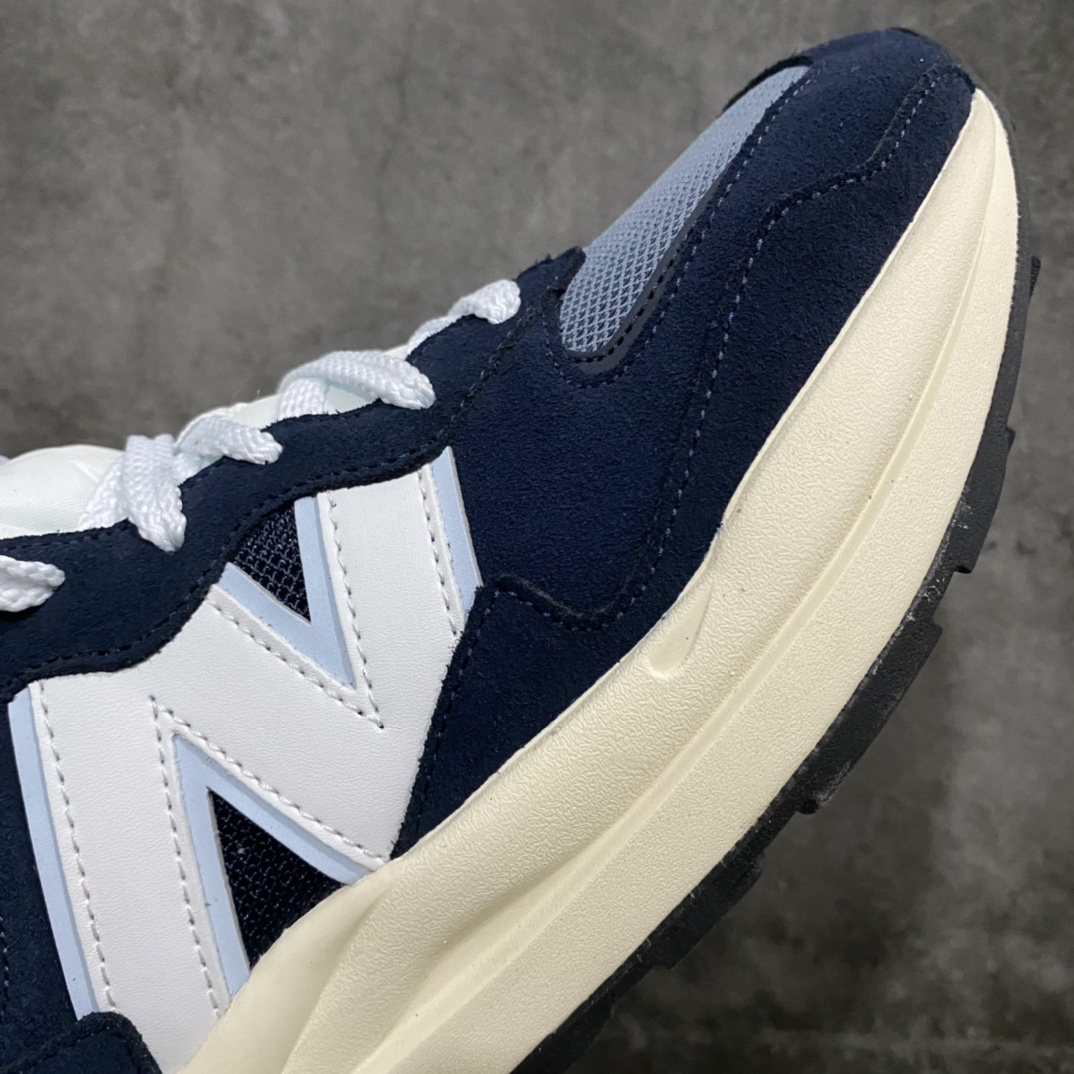 图片[6]-外贸纯原 New Balance/新百伦 NB5740系列 复古休闲运动跑鞋 海军蓝 M5740CD 特别以1988年首度面世的经典574作为设计蓝本 保留574简约易衬的80s鞋型轮廓 同时再加以向90年代特立独行的抢眼美学致敬 凭借多种严选的优质素材重塑出让人耳目一新又充满层次感的革新中低结构 另一方面 为呼应90年代的巨大化潮流 鞋侧也点题采用了相应的巨大化N字Logo 并且加上反光细节点缀 再结合同样启发自574并经过改良的抓地鞋底 可谓集结两大年代的注目设计元素 尺码：36 36.5 37 37.5 38 38.5 39 40 40.5 41 42 42.5 43 44 45-选品中心