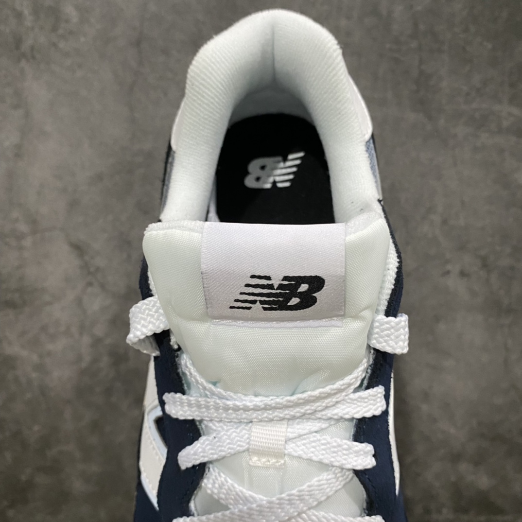 图片[8]-外贸纯原 New Balance/新百伦 NB5740系列 复古休闲运动跑鞋 海军蓝 M5740CD 特别以1988年首度面世的经典574作为设计蓝本 保留574简约易衬的80s鞋型轮廓 同时再加以向90年代特立独行的抢眼美学致敬 凭借多种严选的优质素材重塑出让人耳目一新又充满层次感的革新中低结构 另一方面 为呼应90年代的巨大化潮流 鞋侧也点题采用了相应的巨大化N字Logo 并且加上反光细节点缀 再结合同样启发自574并经过改良的抓地鞋底 可谓集结两大年代的注目设计元素 尺码：36 36.5 37 37.5 38 38.5 39 40 40.5 41 42 42.5 43 44 45-选品中心