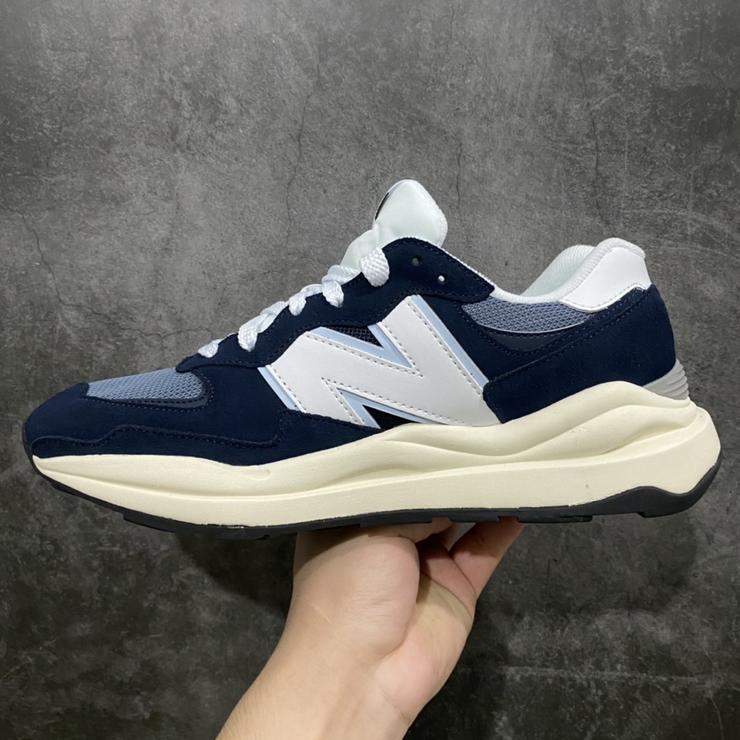 图片[2]-外贸纯原 New Balance/新百伦 NB5740系列 复古休闲运动跑鞋 海军蓝 M5740CD 特别以1988年首度面世的经典574作为设计蓝本 保留574简约易衬的80s鞋型轮廓 同时再加以向90年代特立独行的抢眼美学致敬 凭借多种严选的优质素材重塑出让人耳目一新又充满层次感的革新中低结构 另一方面 为呼应90年代的巨大化潮流 鞋侧也点题采用了相应的巨大化N字Logo 并且加上反光细节点缀 再结合同样启发自574并经过改良的抓地鞋底 可谓集结两大年代的注目设计元素 尺码：36 36.5 37 37.5 38 38.5 39 40 40.5 41 42 42.5 43 44 45-选品中心