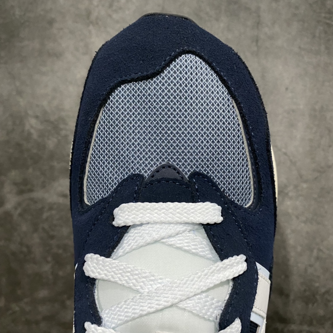 图片[5]-外贸纯原 New Balance/新百伦 NB5740系列 复古休闲运动跑鞋 海军蓝 M5740CD 特别以1988年首度面世的经典574作为设计蓝本 保留574简约易衬的80s鞋型轮廓 同时再加以向90年代特立独行的抢眼美学致敬 凭借多种严选的优质素材重塑出让人耳目一新又充满层次感的革新中低结构 另一方面 为呼应90年代的巨大化潮流 鞋侧也点题采用了相应的巨大化N字Logo 并且加上反光细节点缀 再结合同样启发自574并经过改良的抓地鞋底 可谓集结两大年代的注目设计元素 尺码：36 36.5 37 37.5 38 38.5 39 40 40.5 41 42 42.5 43 44 45-选品中心