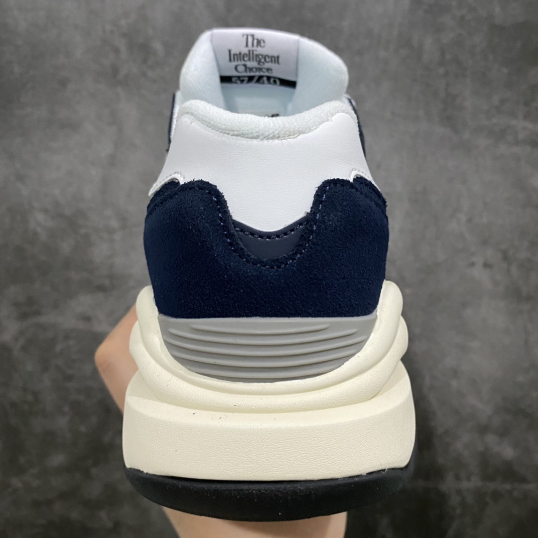 图片[3]-外贸纯原 New Balance/新百伦 NB5740系列 复古休闲运动跑鞋 海军蓝 M5740CD 特别以1988年首度面世的经典574作为设计蓝本 保留574简约易衬的80s鞋型轮廓 同时再加以向90年代特立独行的抢眼美学致敬 凭借多种严选的优质素材重塑出让人耳目一新又充满层次感的革新中低结构 另一方面 为呼应90年代的巨大化潮流 鞋侧也点题采用了相应的巨大化N字Logo 并且加上反光细节点缀 再结合同样启发自574并经过改良的抓地鞋底 可谓集结两大年代的注目设计元素 尺码：36 36.5 37 37.5 38 38.5 39 40 40.5 41 42 42.5 43 44 45-选品中心