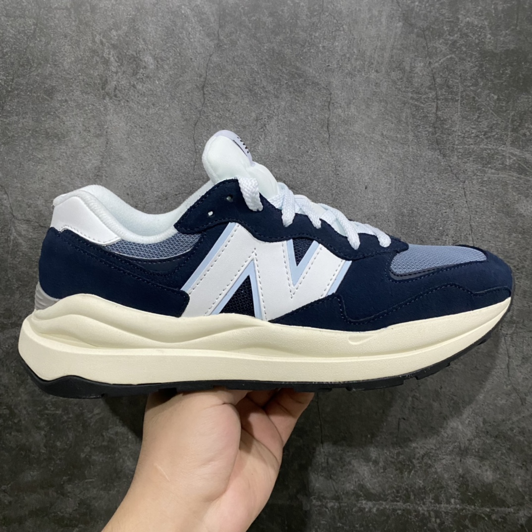 外贸纯原 New Balance/新百伦 NB5740系列 复古休闲运动跑鞋 海军蓝 M5740CD 特别以1988年首度面世的经典574作为设计蓝本 保留574简约易衬的80s鞋型轮廓 同时再加以向90年代特立独行的抢眼美学致敬 凭借多种严选的优质素材重塑出让人耳目一新又充满层次感的革新中低结构 另一方面 为呼应90年代的巨大化潮流 鞋侧也点题采用了相应的巨大化N字Logo 并且加上反光细节点缀 再结合同样启发自574并经过改良的抓地鞋底 可谓集结两大年代的注目设计元素 尺码:36 36.5 37 37.5 38 38.5 39 40 40.5 41 42 42.5 43 44 45-选品中心