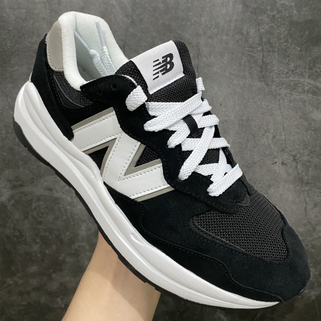 图片[3]-外贸纯原 New Balance/新百伦 NB5740系列 复古休闲运动跑鞋 黑白 M5740CB 市售天花板品质 打破同系列无顶级说法 特别以1988年首度面世的经典574作为设计蓝本 保留574简约易衬的80s鞋型轮廓 同时再加以向90年代特立独行的抢眼美学致敬 凭借多种严选的优质素材重塑出让人耳目一新又充满层次感的革新中低结构 另一方面 为呼应90年代的巨大化潮流 鞋侧也点题采用了相应的巨大化N字Logo 并且加上反光细节点缀 再结合同样启发自574并经过改良的抓地鞋底 可谓集结两大年代的注目设计元素 尺码：36 36.5 37 37.5 38 38.5 39 40 40.5 41 42 42.5 43 44 45-选品中心