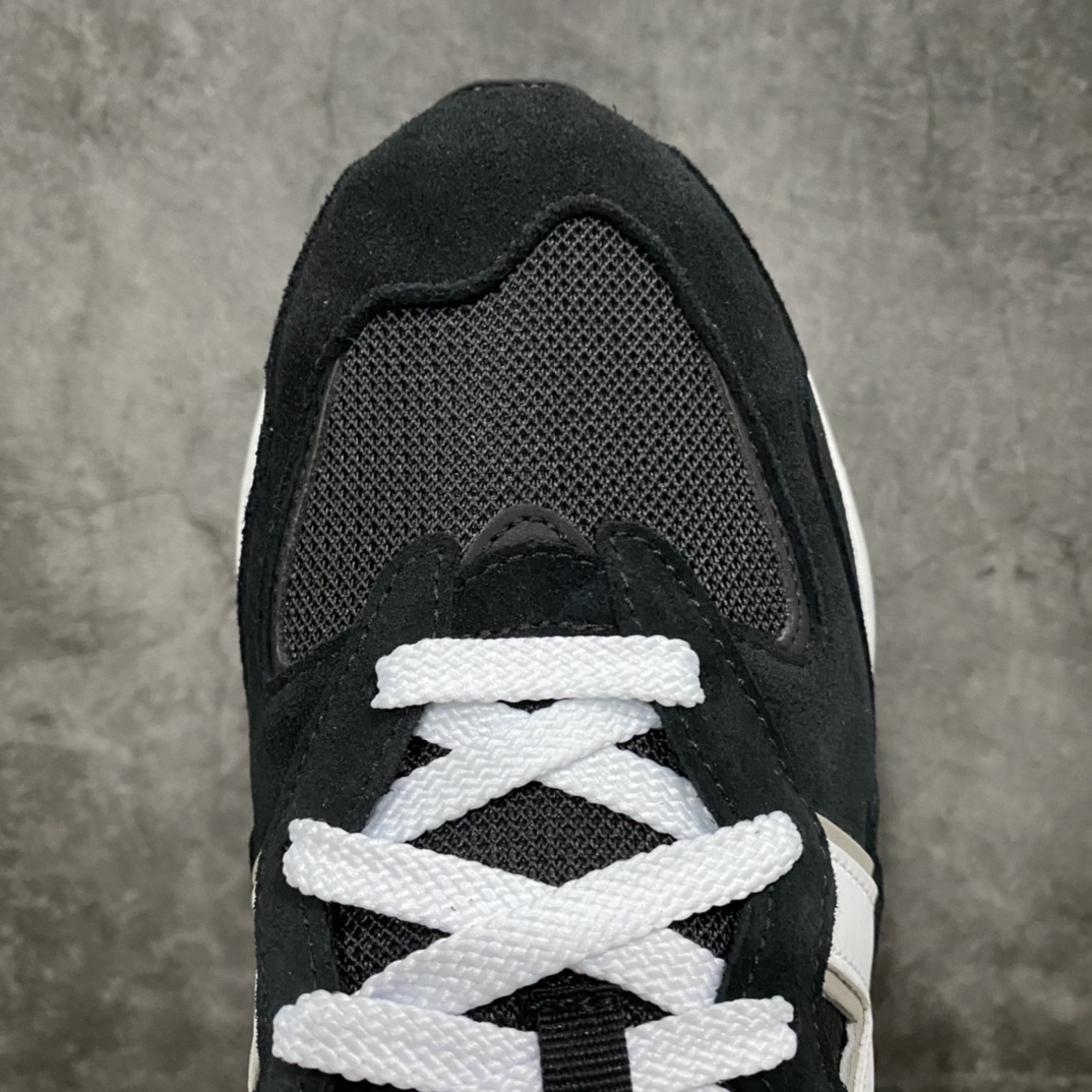 图片[5]-外贸纯原 New Balance/新百伦 NB5740系列 复古休闲运动跑鞋 黑白 M5740CB 市售天花板品质 打破同系列无顶级说法 特别以1988年首度面世的经典574作为设计蓝本 保留574简约易衬的80s鞋型轮廓 同时再加以向90年代特立独行的抢眼美学致敬 凭借多种严选的优质素材重塑出让人耳目一新又充满层次感的革新中低结构 另一方面 为呼应90年代的巨大化潮流 鞋侧也点题采用了相应的巨大化N字Logo 并且加上反光细节点缀 再结合同样启发自574并经过改良的抓地鞋底 可谓集结两大年代的注目设计元素 尺码：36 36.5 37 37.5 38 38.5 39 40 40.5 41 42 42.5 43 44 45-选品中心