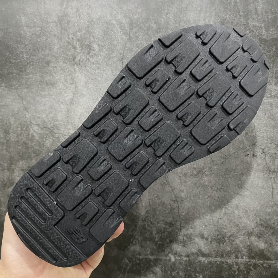 图片[9]-外贸纯原 New Balance/新百伦 NB5740系列 复古休闲运动跑鞋 黑白 M5740CB 市售天花板品质 打破同系列无顶级说法 特别以1988年首度面世的经典574作为设计蓝本 保留574简约易衬的80s鞋型轮廓 同时再加以向90年代特立独行的抢眼美学致敬 凭借多种严选的优质素材重塑出让人耳目一新又充满层次感的革新中低结构 另一方面 为呼应90年代的巨大化潮流 鞋侧也点题采用了相应的巨大化N字Logo 并且加上反光细节点缀 再结合同样启发自574并经过改良的抓地鞋底 可谓集结两大年代的注目设计元素 尺码：36 36.5 37 37.5 38 38.5 39 40 40.5 41 42 42.5 43 44 45-选品中心