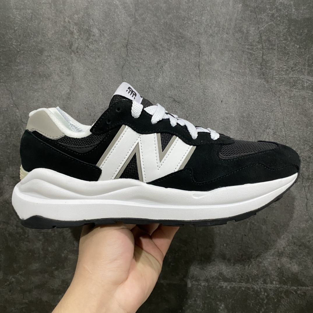 外贸纯原 New Balance/新百伦 NB5740系列 复古休闲运动跑鞋 黑白 M5740CB 市售天花板品质 打破同系列无顶级说法 特别以1988年首度面世的经典574作为设计蓝本 保留574简约易衬的80s鞋型轮廓 同时再加以向90年代特立独行的抢眼美学致敬 凭借多种严选的优质素材重塑出让人耳目一新又充满层次感的革新中低结构 另一方面 为呼应90年代的巨大化潮流 鞋侧也点题采用了相应的巨大化N字Logo 并且加上反光细节点缀 再结合同样启发自574并经过改良的抓地鞋底 可谓集结两大年代的注目设计元素 尺码:36 36.5 37 37.5 38 38.5 39 40 40.5 41 42 42.5 43 44 45-选品中心