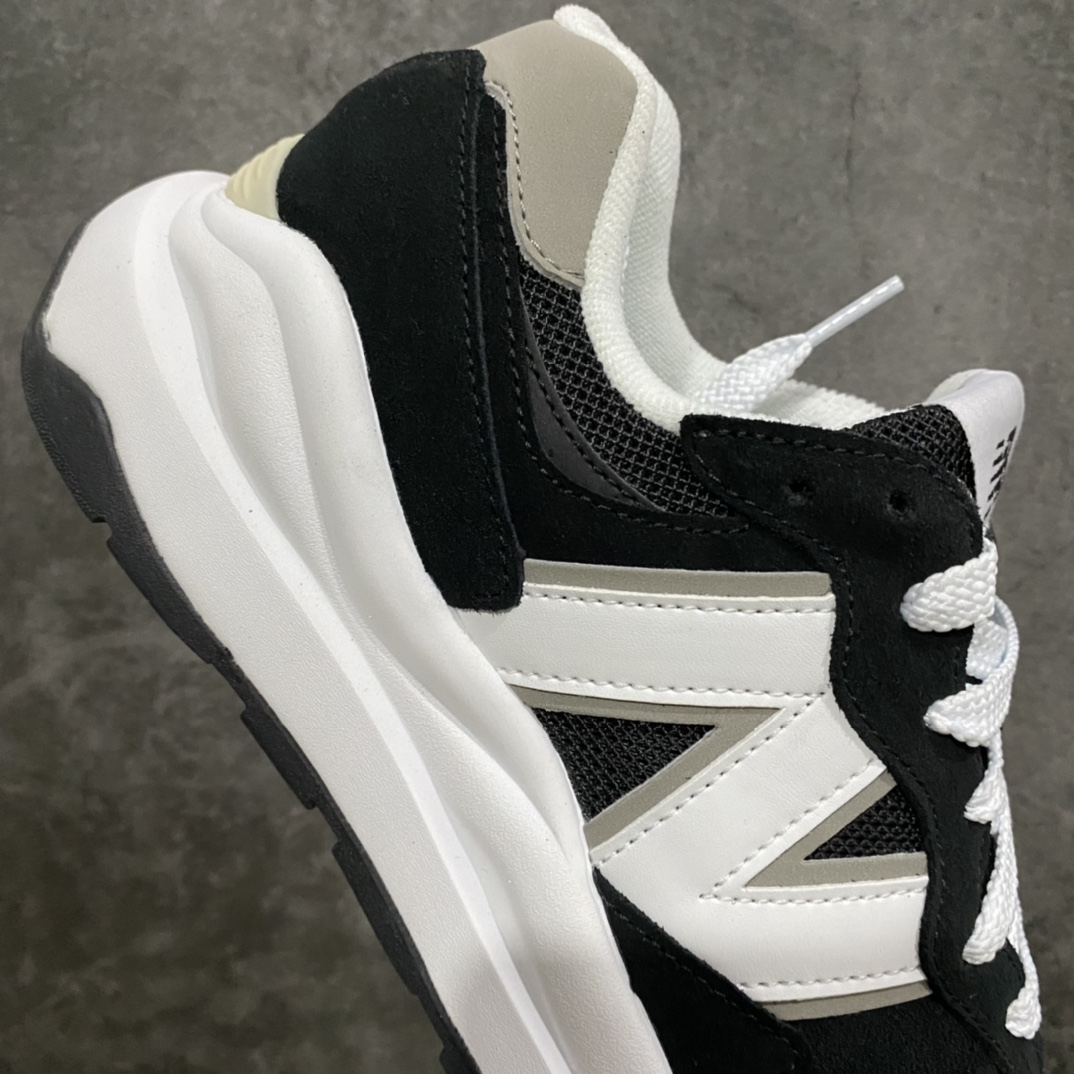 图片[7]-外贸纯原 New Balance/新百伦 NB5740系列 复古休闲运动跑鞋 黑白 M5740CB 市售天花板品质 打破同系列无顶级说法 特别以1988年首度面世的经典574作为设计蓝本 保留574简约易衬的80s鞋型轮廓 同时再加以向90年代特立独行的抢眼美学致敬 凭借多种严选的优质素材重塑出让人耳目一新又充满层次感的革新中低结构 另一方面 为呼应90年代的巨大化潮流 鞋侧也点题采用了相应的巨大化N字Logo 并且加上反光细节点缀 再结合同样启发自574并经过改良的抓地鞋底 可谓集结两大年代的注目设计元素 尺码：36 36.5 37 37.5 38 38.5 39 40 40.5 41 42 42.5 43 44 45-选品中心