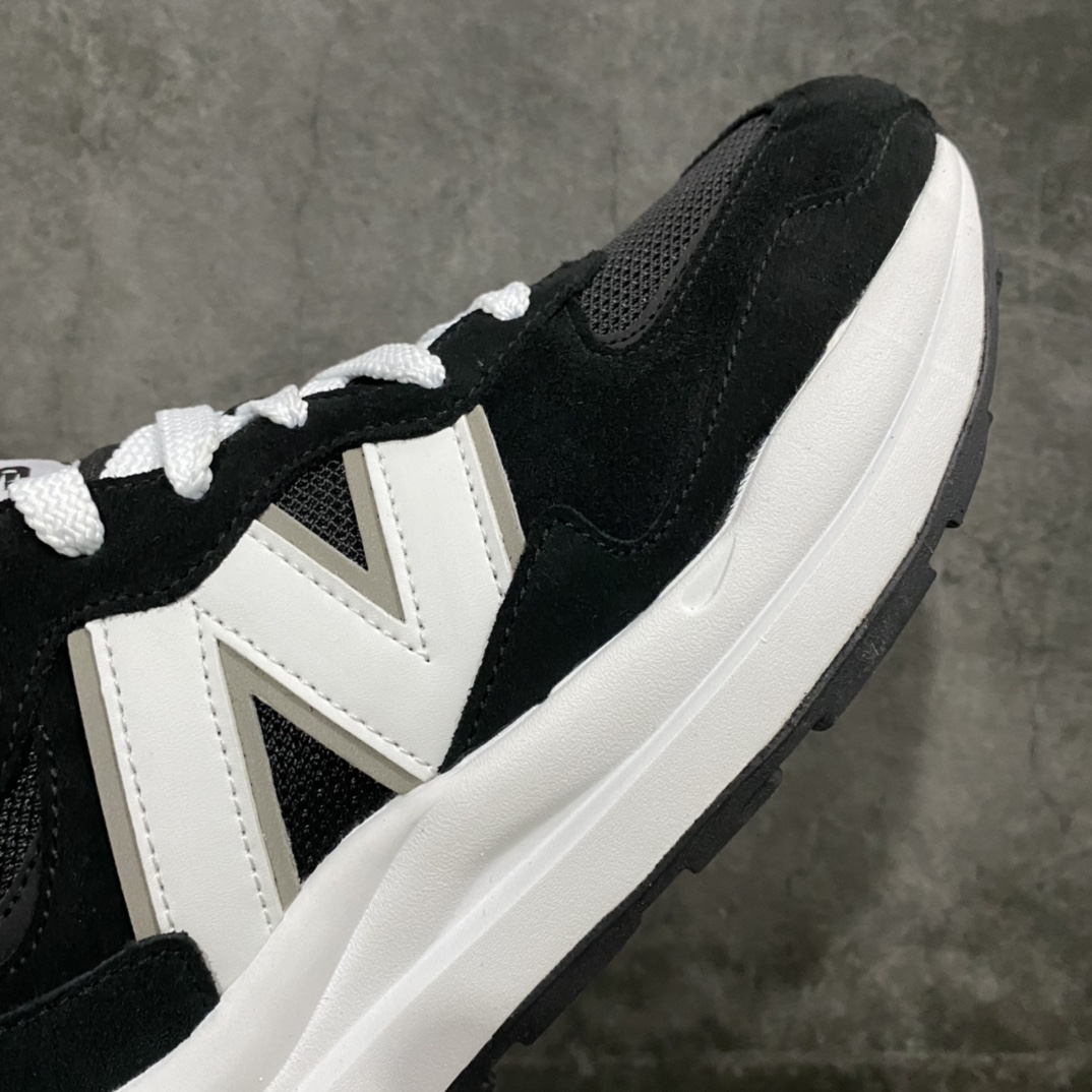 图片[6]-外贸纯原 New Balance/新百伦 NB5740系列 复古休闲运动跑鞋 黑白 M5740CB 市售天花板品质 打破同系列无顶级说法 特别以1988年首度面世的经典574作为设计蓝本 保留574简约易衬的80s鞋型轮廓 同时再加以向90年代特立独行的抢眼美学致敬 凭借多种严选的优质素材重塑出让人耳目一新又充满层次感的革新中低结构 另一方面 为呼应90年代的巨大化潮流 鞋侧也点题采用了相应的巨大化N字Logo 并且加上反光细节点缀 再结合同样启发自574并经过改良的抓地鞋底 可谓集结两大年代的注目设计元素 尺码：36 36.5 37 37.5 38 38.5 39 40 40.5 41 42 42.5 43 44 45-选品中心