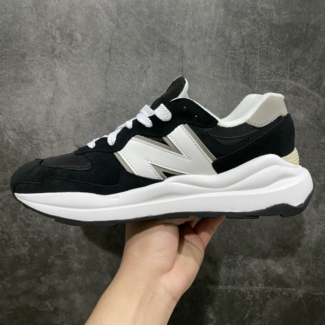 图片[2]-外贸纯原 New Balance/新百伦 NB5740系列 复古休闲运动跑鞋 黑白 M5740CB 市售天花板品质 打破同系列无顶级说法 特别以1988年首度面世的经典574作为设计蓝本 保留574简约易衬的80s鞋型轮廓 同时再加以向90年代特立独行的抢眼美学致敬 凭借多种严选的优质素材重塑出让人耳目一新又充满层次感的革新中低结构 另一方面 为呼应90年代的巨大化潮流 鞋侧也点题采用了相应的巨大化N字Logo 并且加上反光细节点缀 再结合同样启发自574并经过改良的抓地鞋底 可谓集结两大年代的注目设计元素 尺码：36 36.5 37 37.5 38 38.5 39 40 40.5 41 42 42.5 43 44 45-选品中心