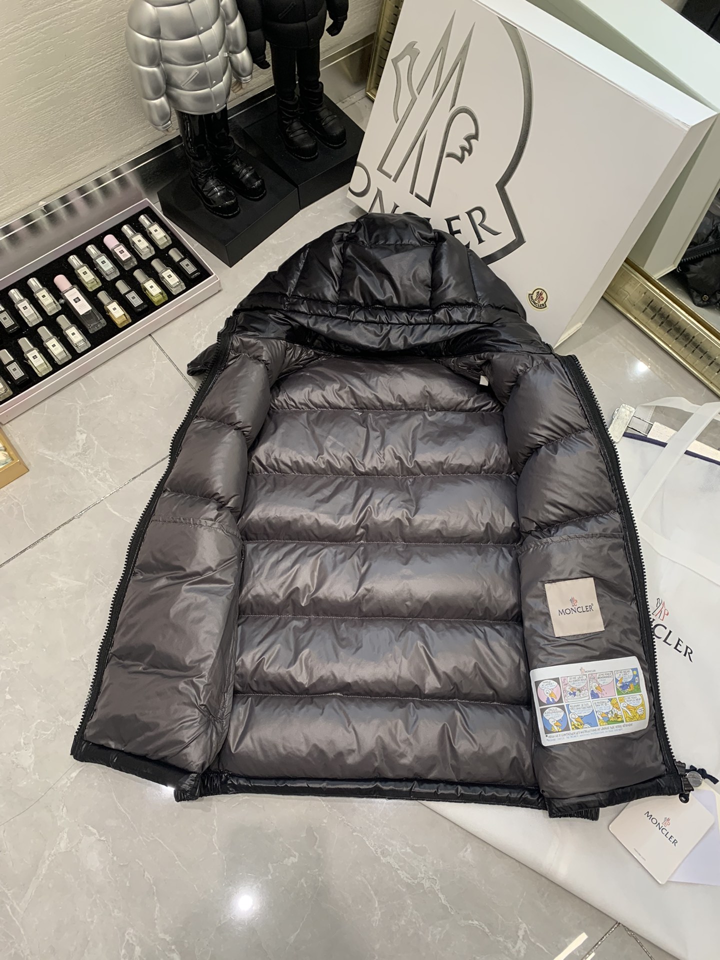 灰底平铺图#〽️Moncler 蒙口 最最经典的羽绒马甲  早秋和暖冬可以说是必备款了，随便搭件卫衣、毛