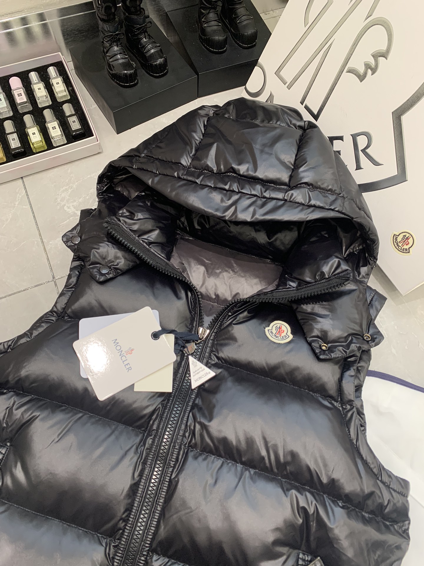 灰底平铺图#〽️Moncler 蒙口 最最经典的羽绒马甲  早秋和暖冬可以说是必备款了，随便搭件卫衣、毛