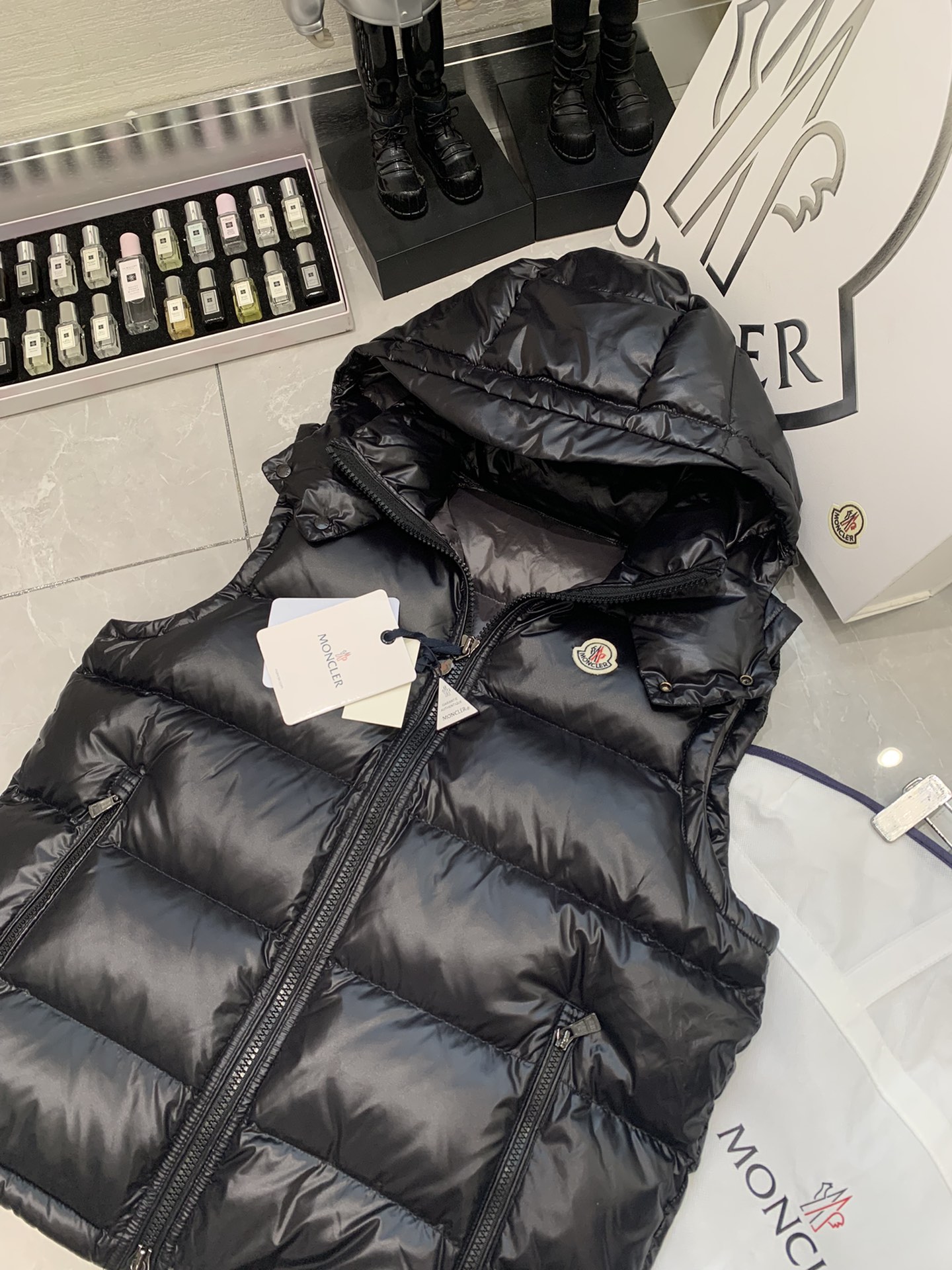 灰底平铺图#〽️Moncler 蒙口 最最经典的羽绒马甲  早秋和暖冬可以说是必备款了，随便搭件卫衣、毛