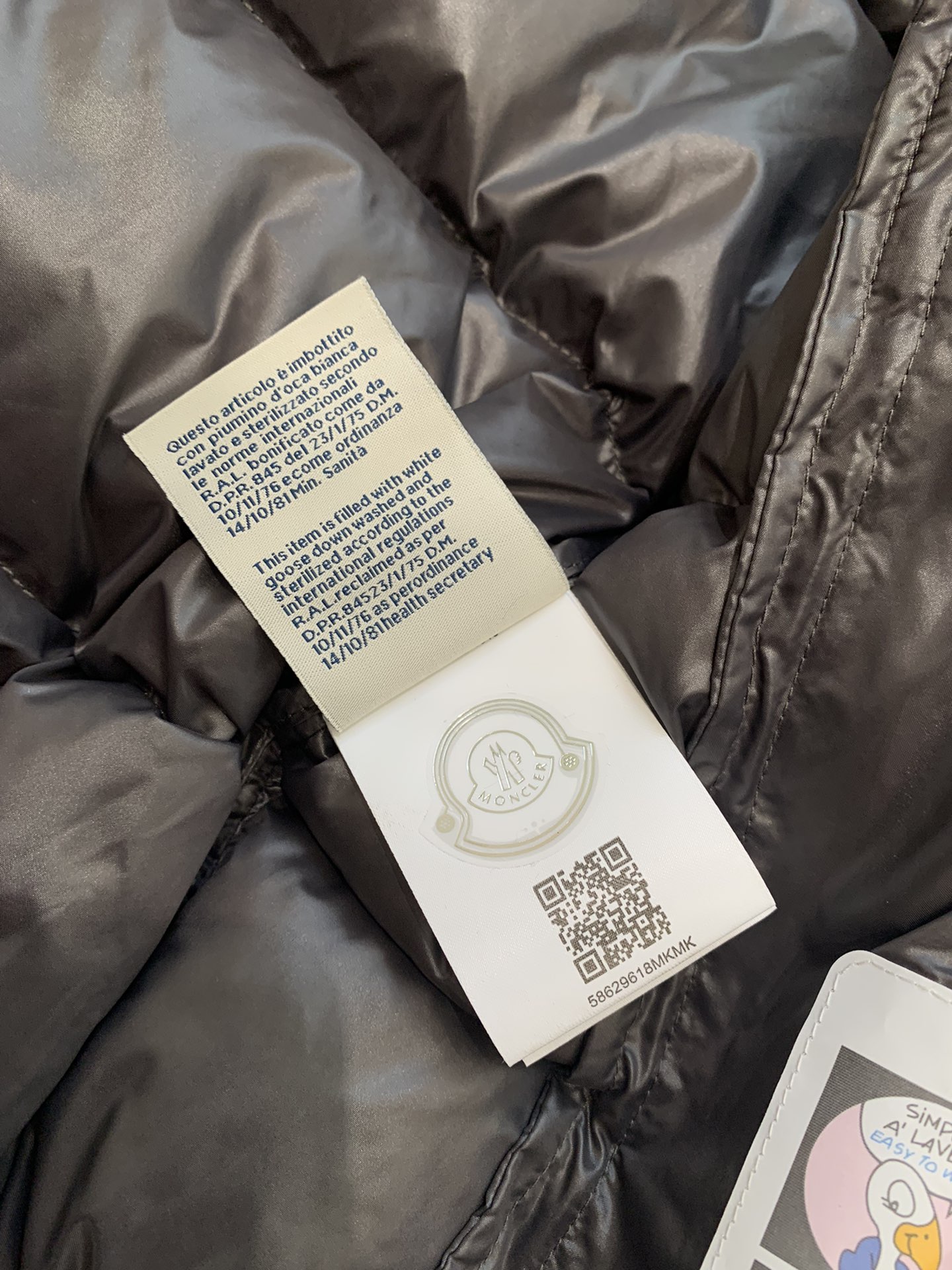 灰底平铺图#〽️Moncler 蒙口 最最经典的羽绒马甲  早秋和暖冬可以说是必备款了，随便搭件卫衣、毛
