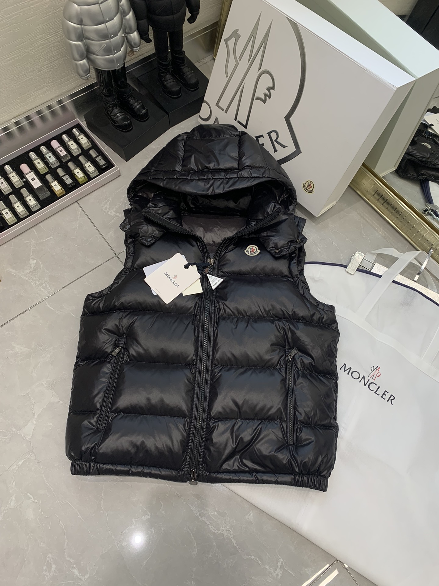灰底平铺图#〽️Moncler 蒙口 最最经典的羽绒马甲  早秋和暖冬可以说是必备款了，随便搭件卫衣、毛