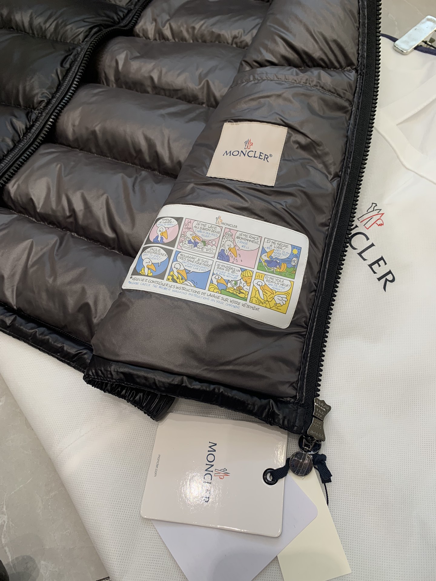 灰底平铺图#〽️Moncler 蒙口 最最经典的羽绒马甲  早秋和暖冬可以说是必备款了，随便搭件卫衣、毛