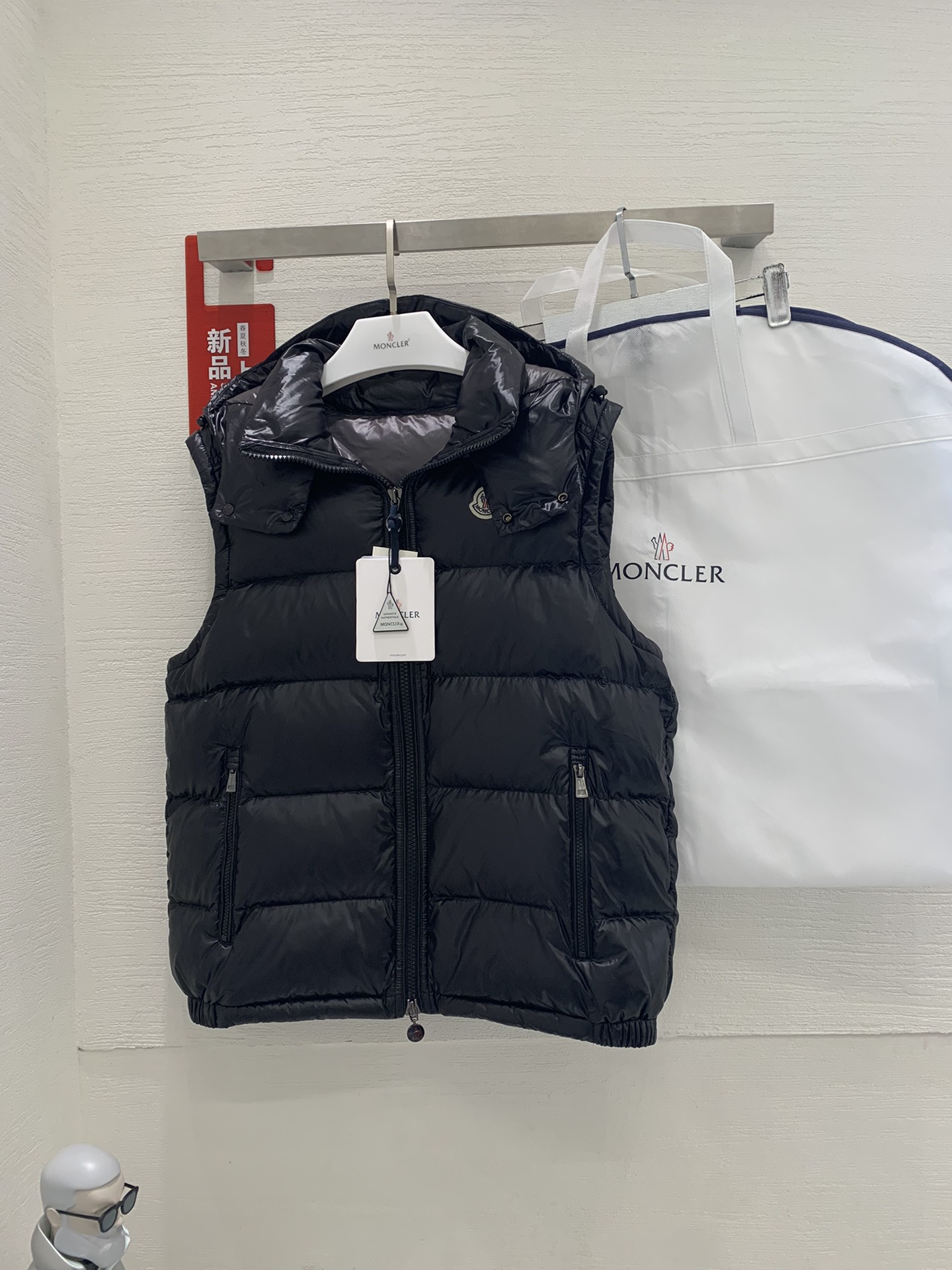 灰底挂拍图#〽️Moncler 蒙口 最最经典的羽绒马甲  早秋和暖冬可以说是必备款了，随便搭件卫衣、毛