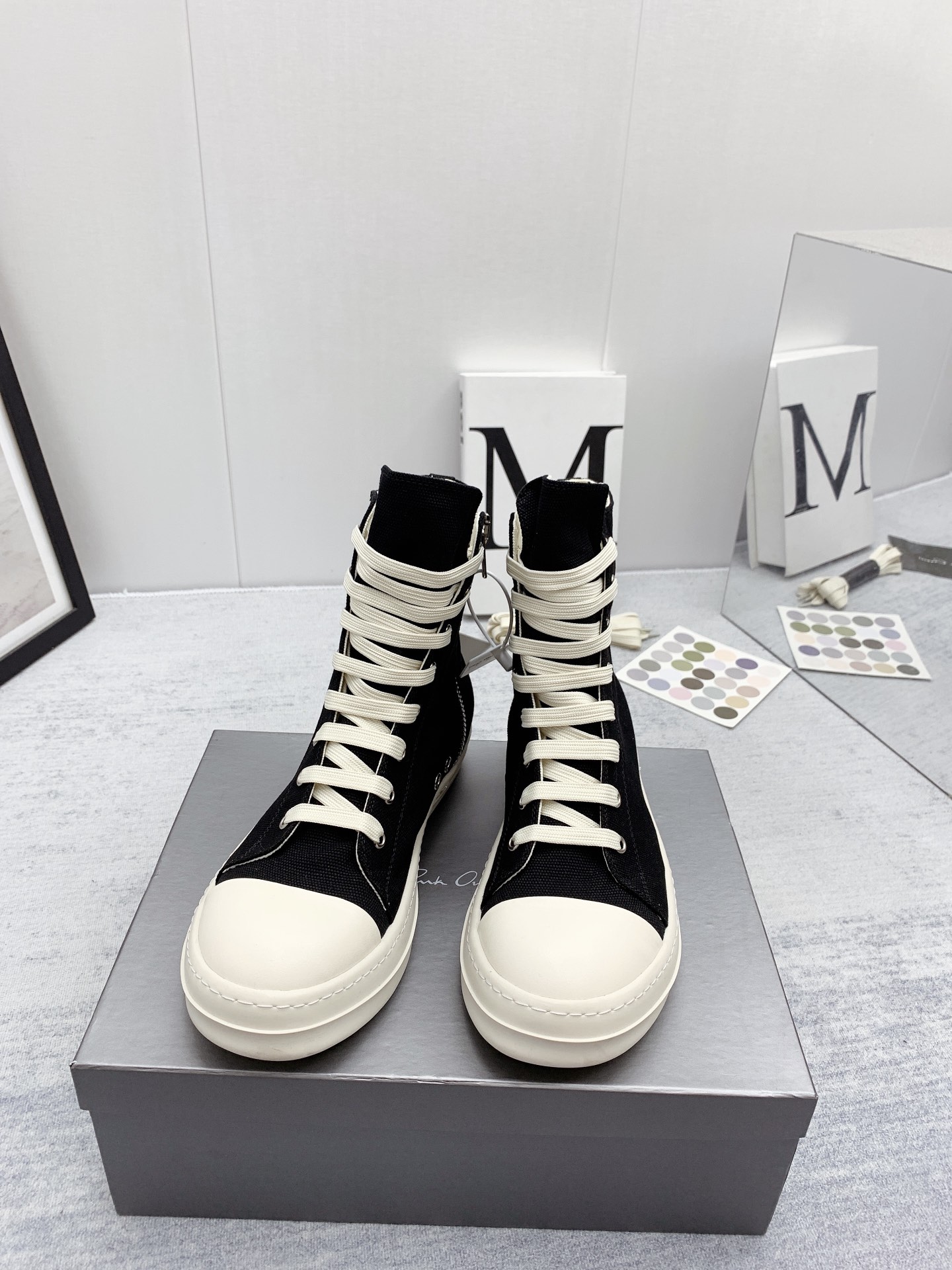 NO:789740,(Higher version) Rick Owens/Rick ~Owens high/low-top canvas shoes, classic black canvas low-tops, hot on the market, original milky sole, original fine grain fabric imported from Taiwan, sizes 35-48 (46, 47, 48 customized, non-returnable, customized code 20), casual shoes/sports shoes, sneakers19860909（高版本）  瑞克.欧文斯 /Rick ~Owens 高/低帮款帆布鞋经典黑色色帆布低帮火爆上市原版奶香底,原厂台湾进口细纹布 尺码35-48（46、47、48订做不退换,定做码20）,休闲鞋/运动鞋,sneakers,Women's Shoes