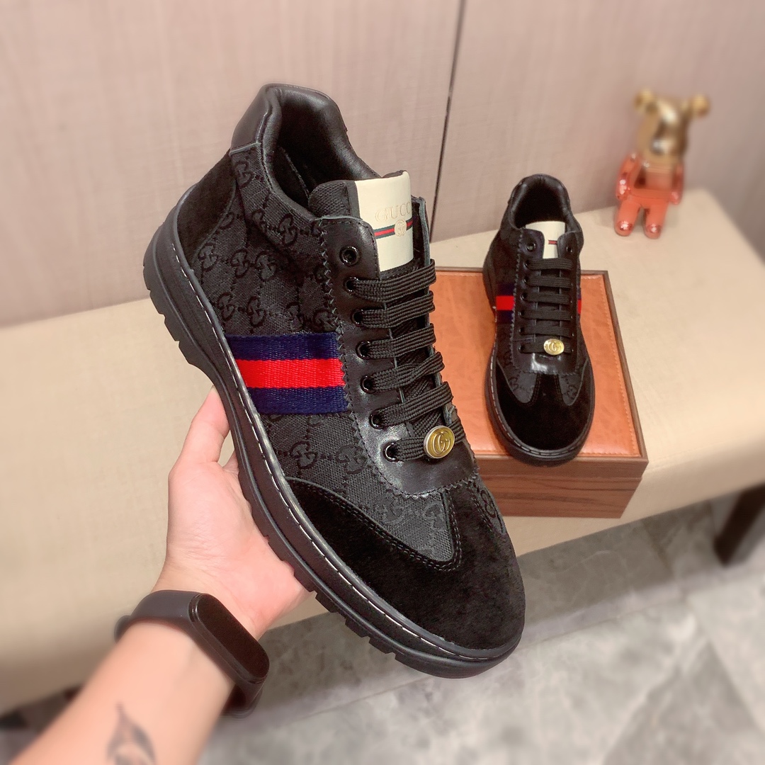 I5  Gucci  古奇   最新爆款休闲鞋，顶端品牌奢侈～代购，顶级～质量。专柜同卖产品鞋面選用进口透气牛皮搭配布面料材质透气羊皮垫里精细做工。原版个性时尚柔软橡膠耐磨防滑大底，上脚轻巧舒适，实物拍摄實物更好看，001广州码: 38-44。2色可选