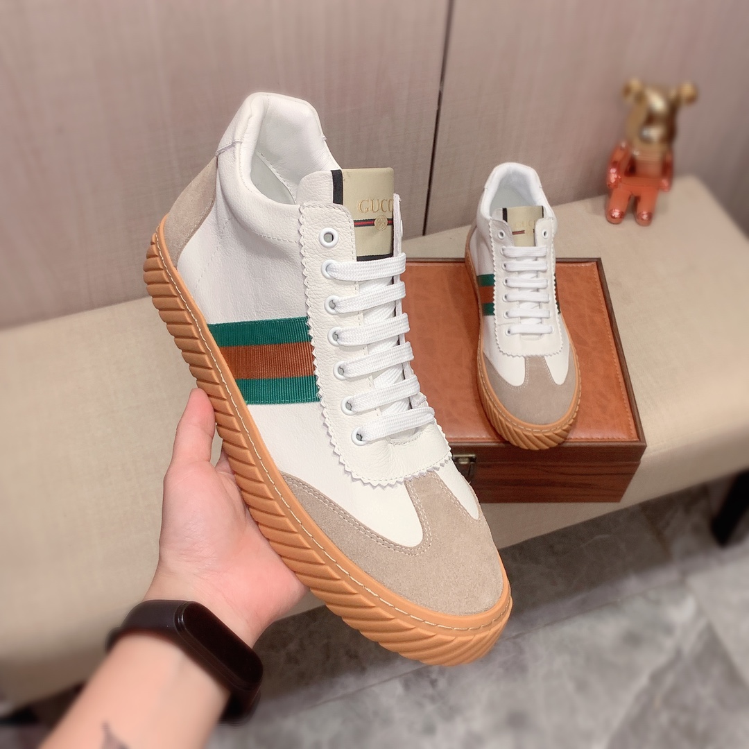 I5  Gucci  古奇   最新爆款休闲鞋，顶端品牌奢侈～代购，顶级～质量。专柜同卖产品鞋面選用进口透气牛皮搭配磨砂面料材质透气羊皮垫里精细做工。原版个性时尚柔软橡膠耐磨防滑大底，上脚轻巧舒适，实物拍摄實物更好看，001广州码: 38-44。2色可选