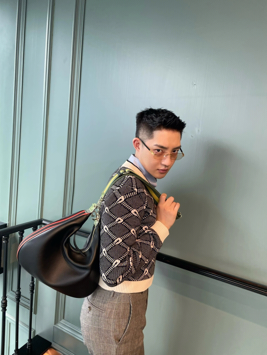 Look at Gucci Attache’s classic black. This bag must be more annoying for boys than for girls