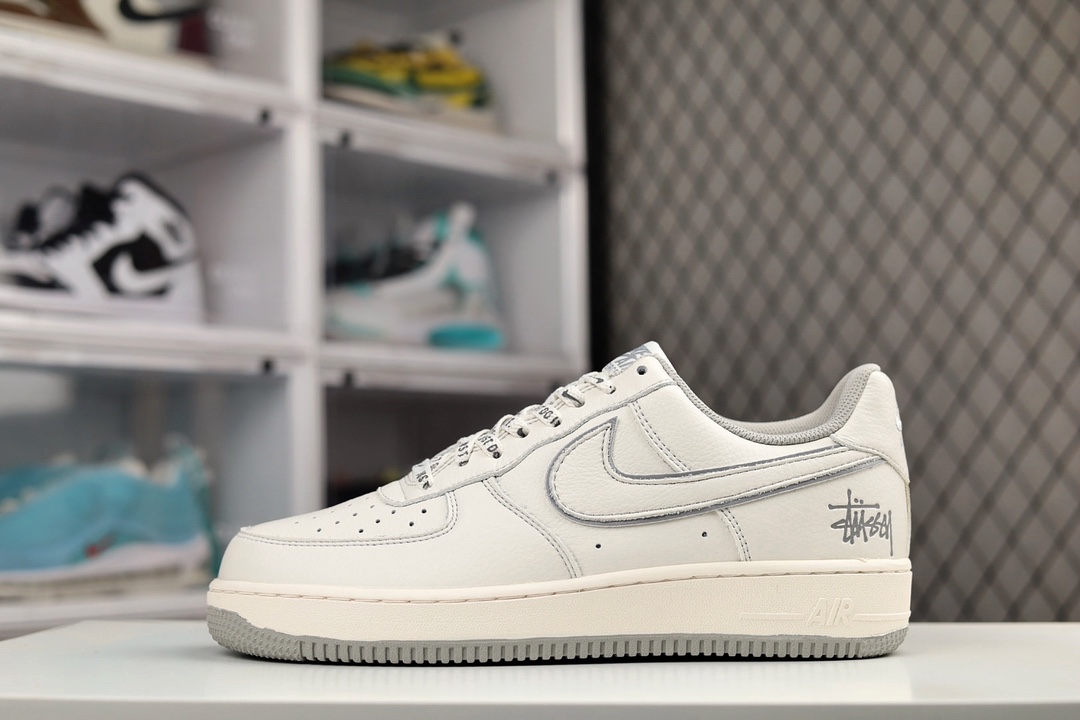 H5 Stussy x Nike Air Force 1 Low 斯图西联名 白灰反光空军一号低帮休闲板鞋 UN1815- F5 2客供高亮3M反光 定制皮料 折边针车 工艺难度大 原楦头原纸板 内置全掌气垫