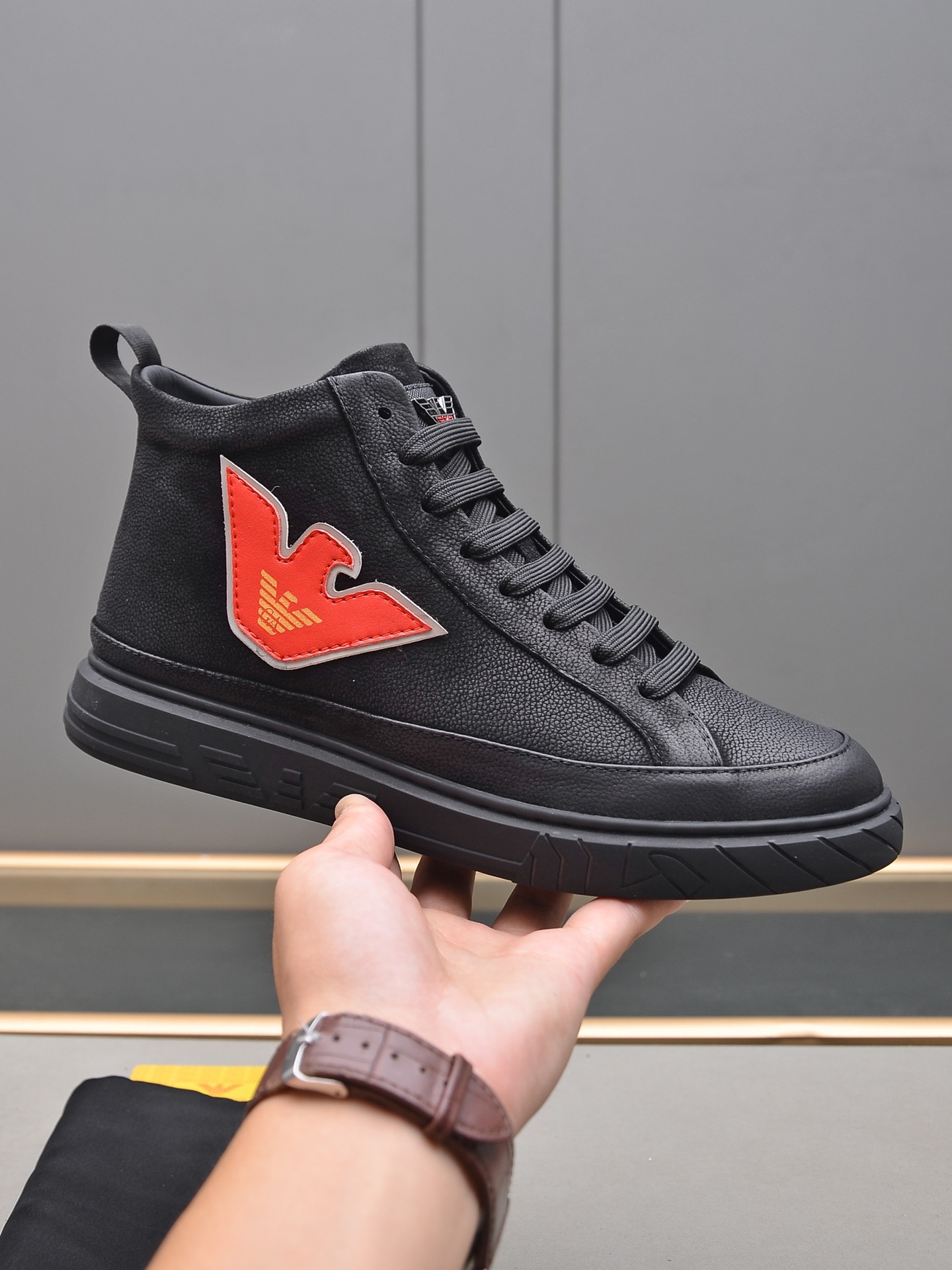 I5  Armani 阿玛尼 皮里 毛里鞋面意大利进口头层顶级荔纹牛皮材质而成 ,舒适羊里.潮男年轻人必备,欧美时尚风格,无论走到那你都是亮点.原版耐磨大底底 精品打造 款式简单而不失奢华,百搭,让你走到那都是亮点,男鞋码数：38-44 45可定做