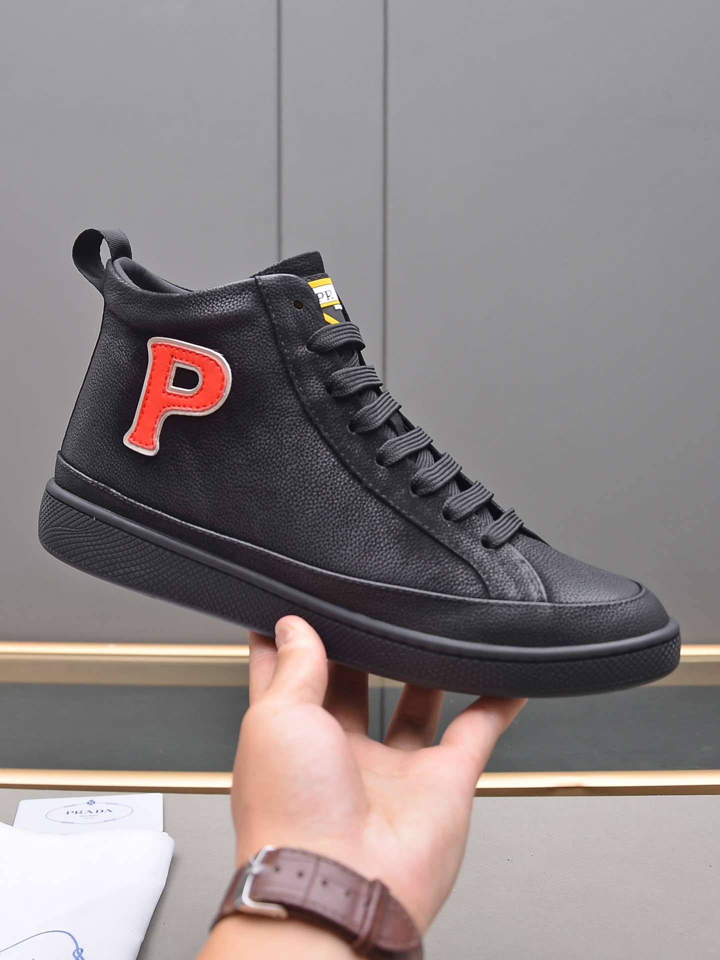 I5   Prada 普拉达 皮里 毛里鞋面意大利进口头层顶级荔纹牛皮材质而成 ,舒适羊里.潮男年轻人必备,欧美时尚风格,无论走到那你都是亮点.原版耐磨大底底 精品打造 款式简单而不失奢华,百搭,让你走到那都是亮点,男鞋码数：38-4445可定做