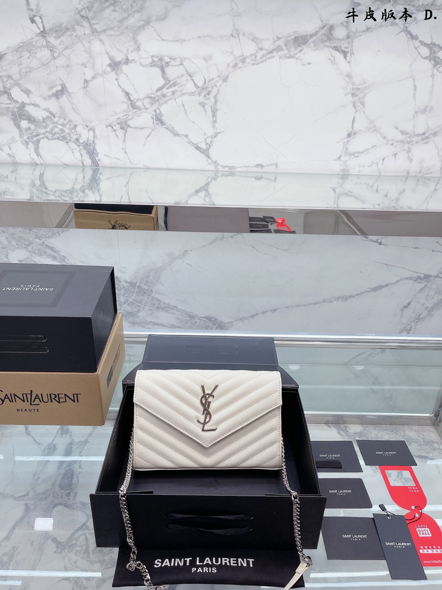 J5 牛皮版本  Saint Laurent 圣罗兰 YSL  WOC链条包信封包 Saint Laurent 圣罗兰 家当之无愧的入门经典款 超级耐燥这个皮质真的是我最爱的皮质之一不怕刮牛皮的纹理也有质感 相比金链我更喜欢链非常耐看 链条收包里可以完美当成手包一包两用简直赚到啦 作为一个超大卡包不是很能装是肯定的不能装太厚的东西出门带几张卡带个口红粉饼是没问题的23 13 cm 配折叠盒