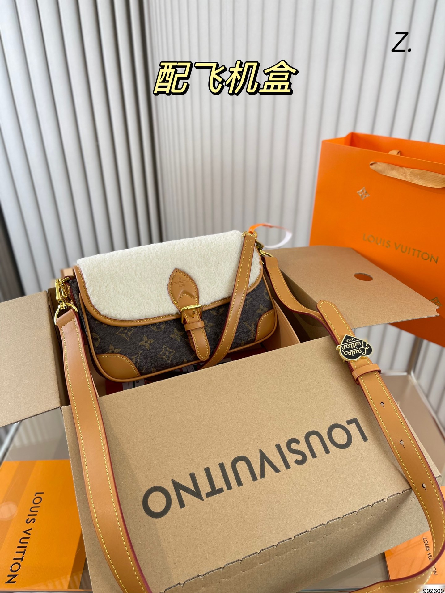 K5 飞机盒 升级爱心扣秋冬毛毛  Louis Vuitton 路易威登 LV  2022 护士包 邮差包 翻盖手袋 网红爆款 这款邮差包真是太有味道了 浓浓的复古风情 经典设计细节彰显独特魅力 尺寸：24 16