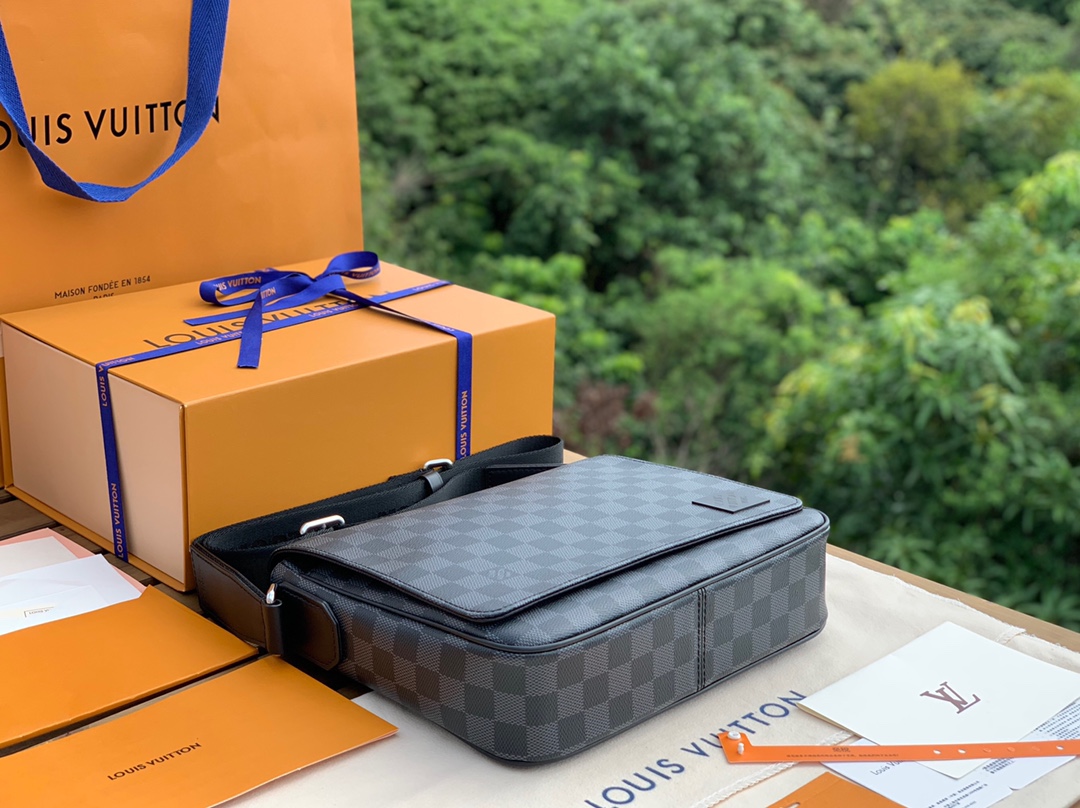 🌼 m42710尺寸26-20-7cm 原厂渠道强烈推荐的一款，LV新款黑格男士小号District 邮