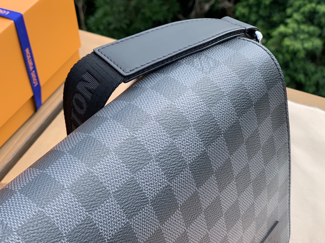 🌼 m42710尺寸26-20-7cm 原厂渠道强烈推荐的一款，LV新款黑格男士小号District 邮