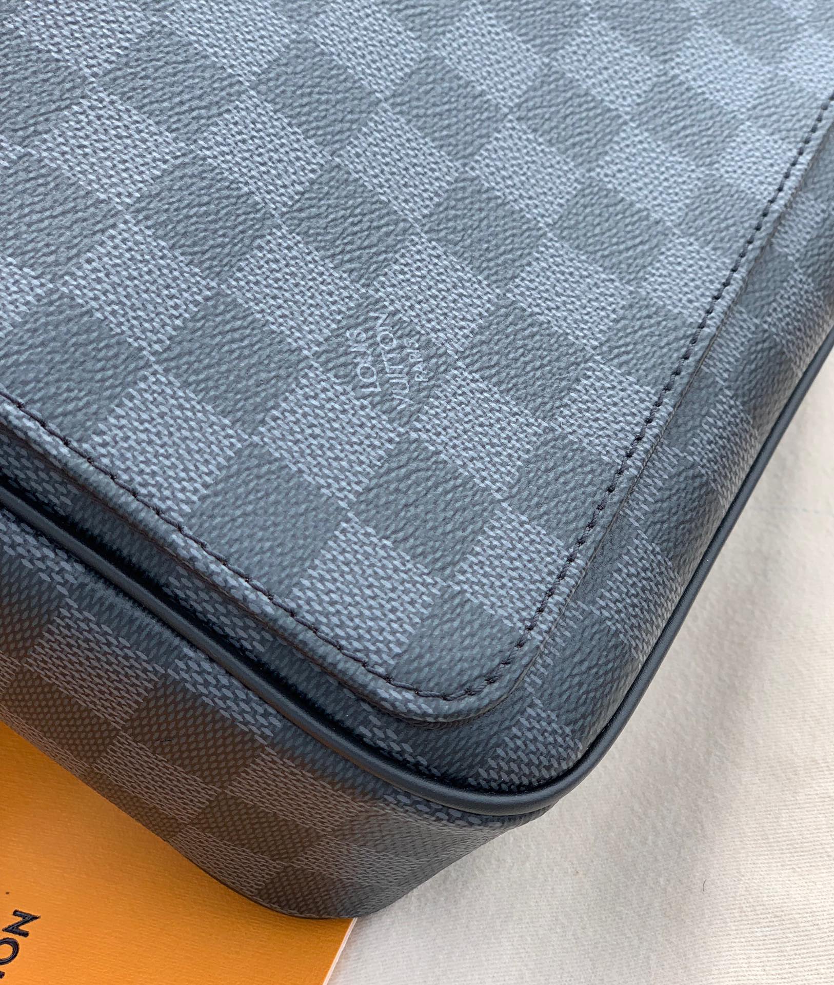 🌼 m42710尺寸26-20-7cm 原厂渠道强烈推荐的一款，LV新款黑格男士小号District 邮