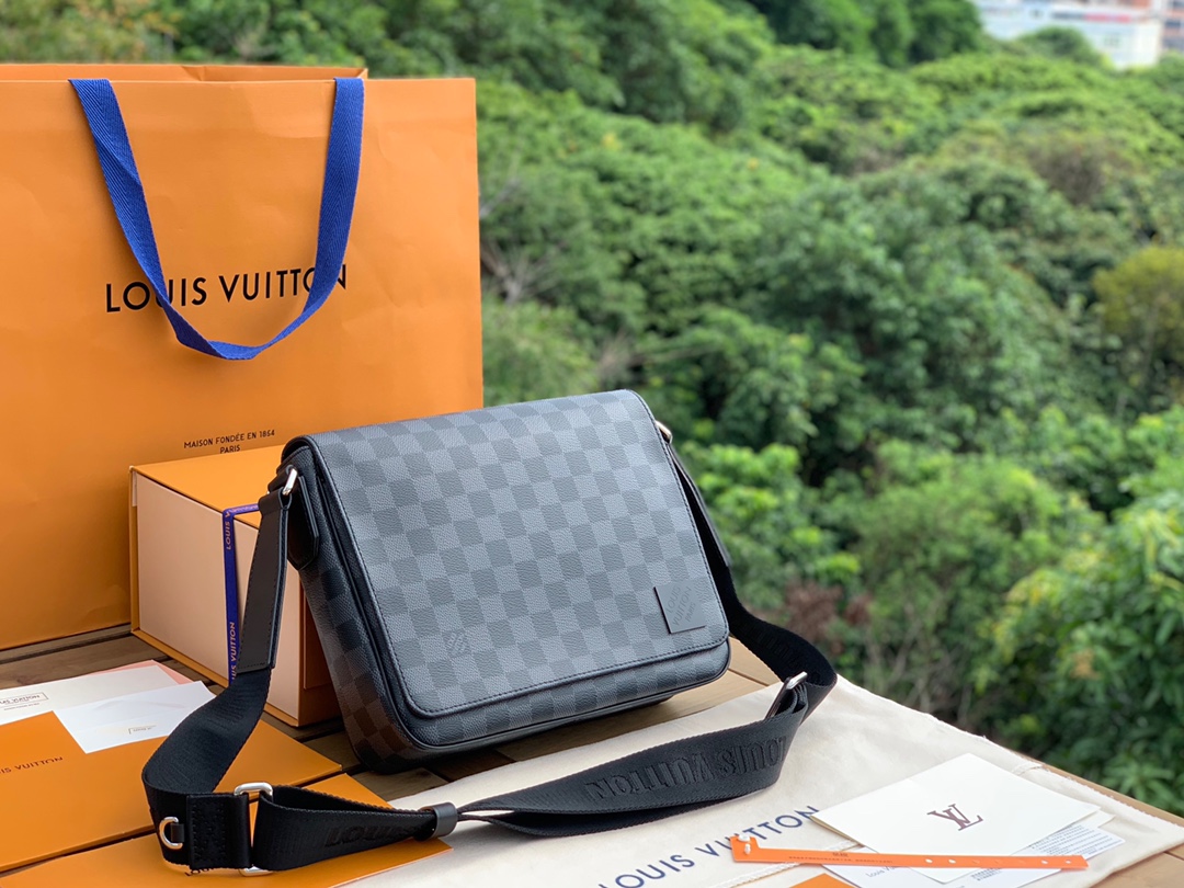 🌼 m42710尺寸26-20-7cm 原厂渠道强烈推荐的一款，LV新款黑格男士小号District 邮