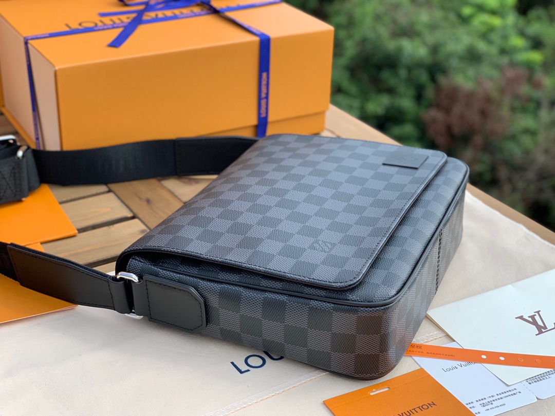 🌼 m42710尺寸26-20-7cm 原厂渠道强烈推荐的一款，LV新款黑格男士小号District 邮