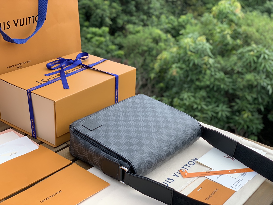 🌼 m42710尺寸26-20-7cm 原厂渠道强烈推荐的一款，LV新款黑格男士小号District 邮