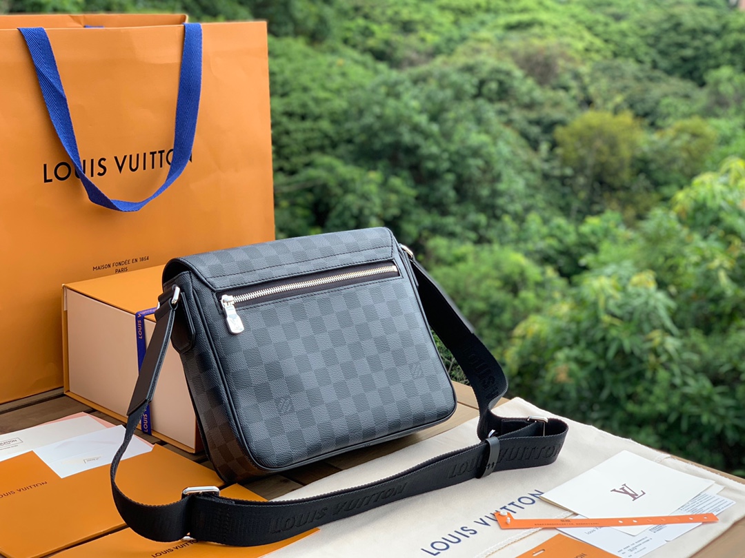 🌼 m42710尺寸26-20-7cm 原厂渠道强烈推荐的一款，LV新款黑格男士小号District 邮