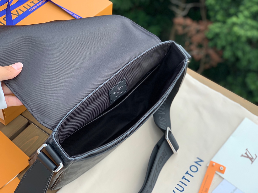 🌼 m42710尺寸26-20-7cm 原厂渠道强烈推荐的一款，LV新款黑格男士小号District 邮