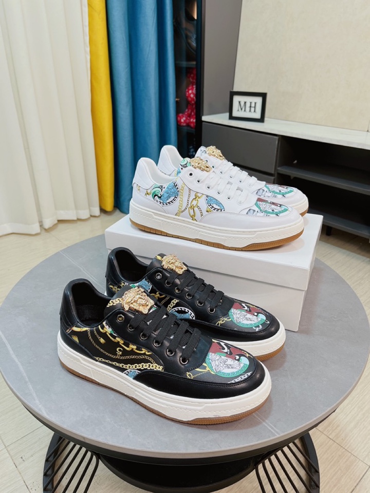 I5 VERSACE 范思哲   巴黎时装走秀款专柜同步上市进口镜面材料搭配头层牛皮制面内里采用头层水染羊皮,绝对的奢华打造,引领时尚新概念.配码：38-44