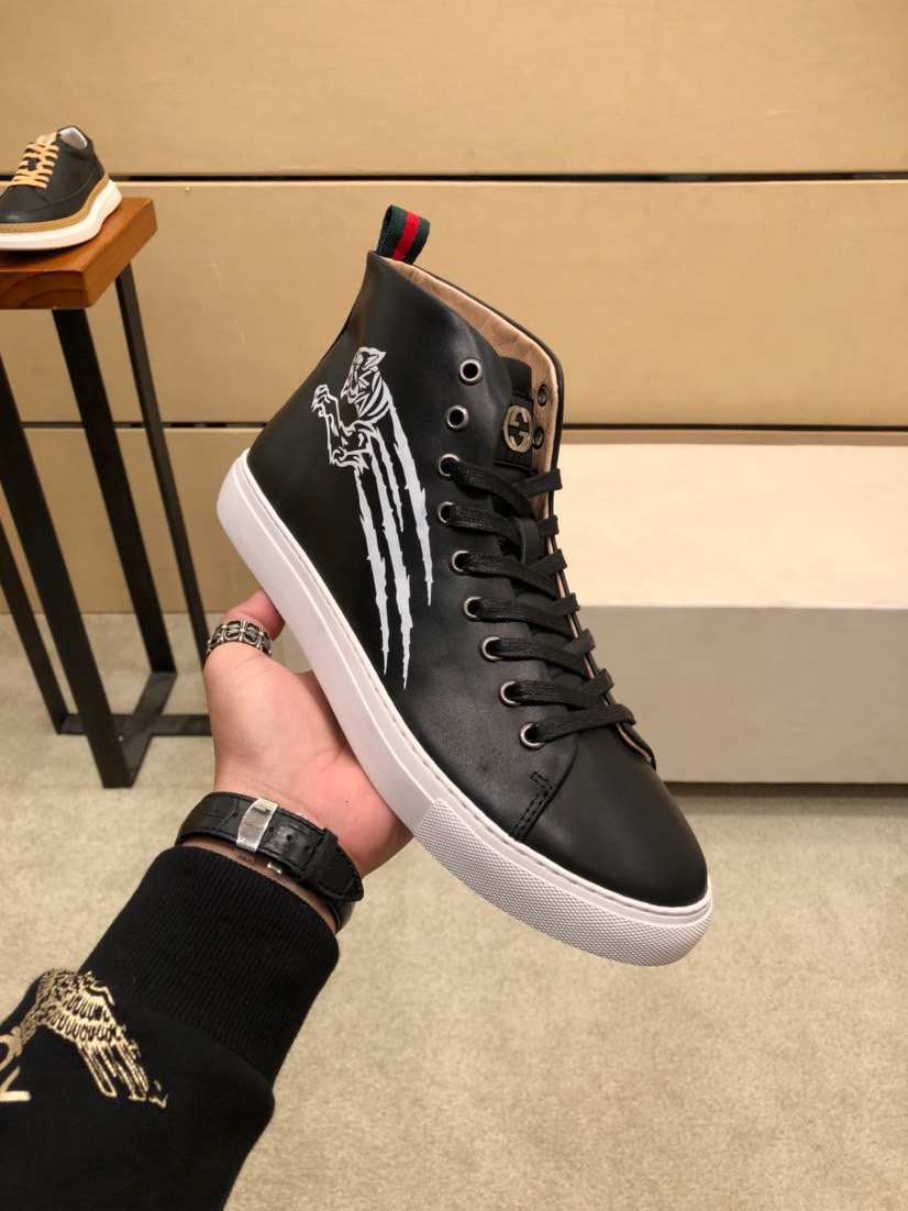 J0 . 全牛里Gucci  古奇 高版本～潮款高帮靴休闲男士2022专柜同步发售，系带英伦风靴 原单鞋面复刻 更是原单货 超级霸气 意大利进口原版顶级牛皮制作而成 牛皮内里 拒绝脱色磨脚鞋底 原厂特供酷奇底，简单大方 鞋面精片经过人工精心设计 原单z复刻而上酷毙了 ，超舒服原版底 驾车完美。懒人套脚鞋 实物拍摄实物更赞 适合户外司机驾车跑步 出行 高品质板鞋，男鞋码数 38-44