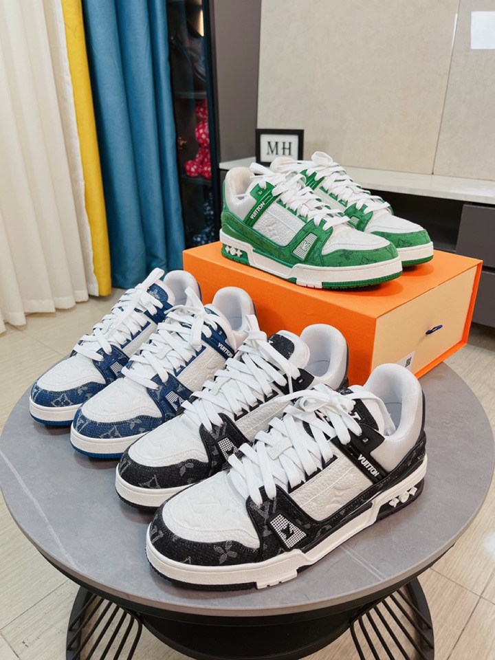 Louis Vuitton 男士高端 运动鞋路易威登艺术总监 Virgil Abloh 自复古篮球鞋汲取灵感,以柔软的小牛皮压花 色彩盛宴 打造此款 LV Trainer高帮运动鞋.历经七小时匠心缝纫的鞋履拥有科技外底,创新凝胶嵌入物提升舒适感 Size：38-44