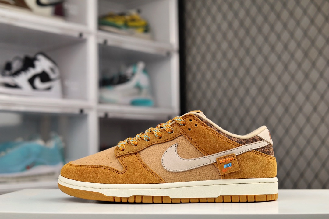 H0 Nike SB Dunk Low “Teddy Bear” 棕色泰迪熊史诗 全网唯一全头层版本 正确低趴鞋头细节 拒绝偷工减料供应 整体以褐色翻毛皮革搭配米色植绒材质构建鞋身，后跟部位则以棉麻线条勾勒细节。最大亮点在于后跟处类似泰迪熊的压印刻画，散发出萌趣的卡通氛围。除此之外，鞋侧 Nike Swoosh 在末端加入解构手法的标签点缀，鞋带则辅以双色交织示人。整体既散发出轻松惬意的休闲气氛，又不乏精彩的细节营造
