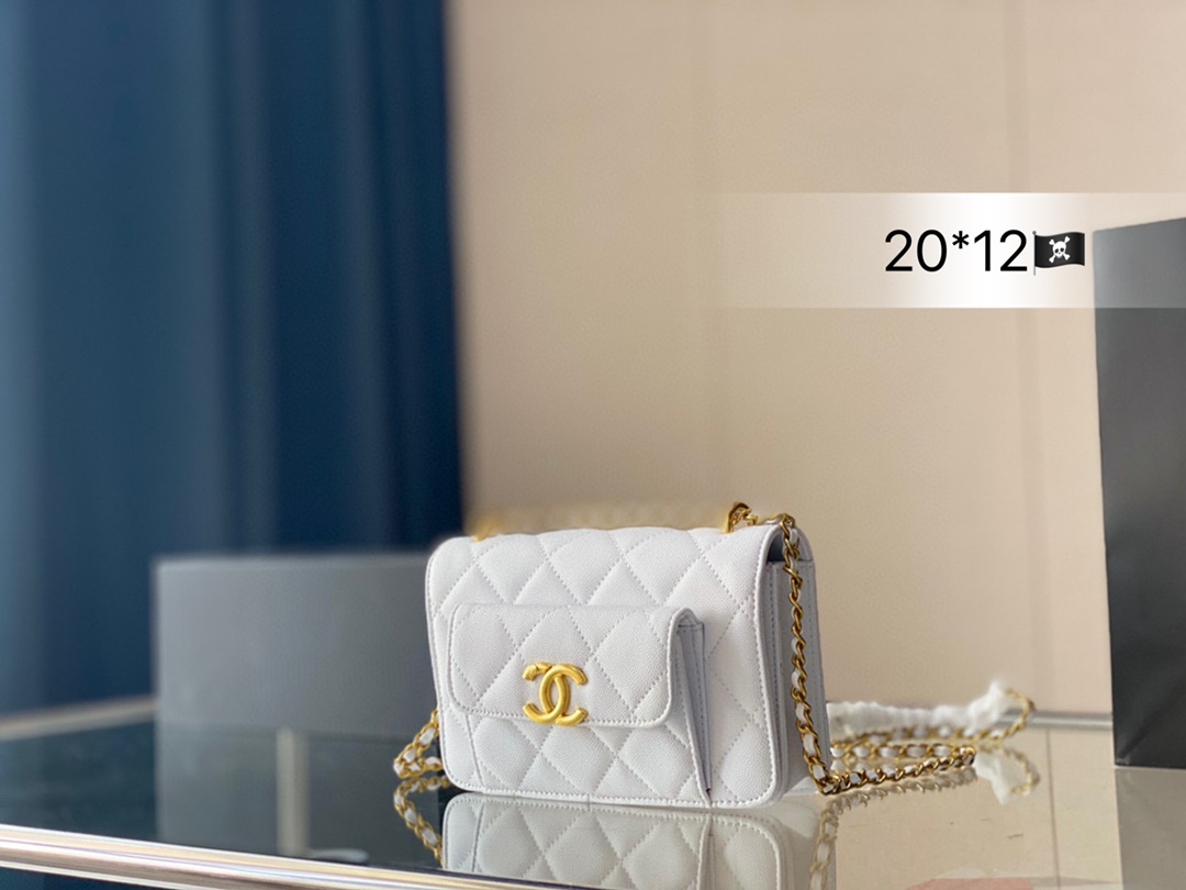 J5 礼盒 2022香奈儿CHANEL Woc发财包 今年香奈儿真的美爆了，一直想要个 Woc小包， 直到遇见这款 真的是完美诠释了小香的风格~ 头层小牛皮 尺寸 20 12cm