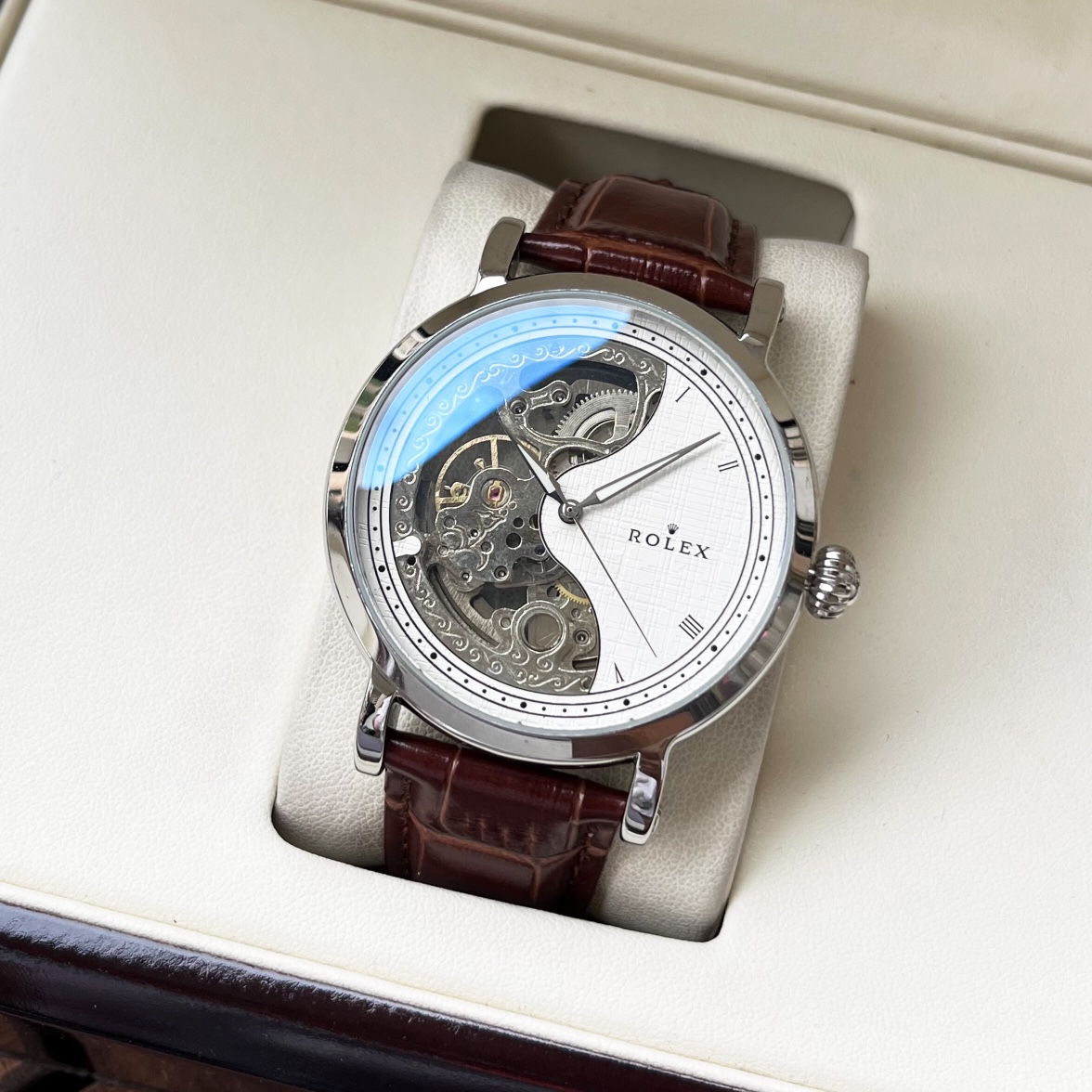 时尚镂空 优雅别致 劳力士 Rolex -ROLEX 男士腕表 全自动机械机芯 矿物强化玻璃 316L精钢表壳 真皮表带 简洁大方 商务必备 尺寸:直径42mm 厚度12mm