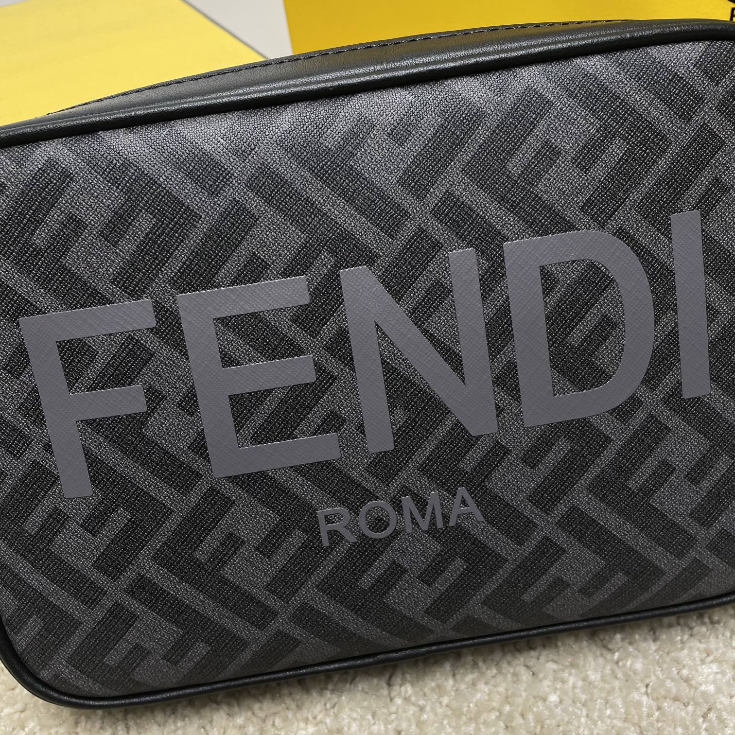 Fendi 相机包独家 开发 百分百头层牛皮 对版老花面料 干净整洁的做工体现出每一步的用心