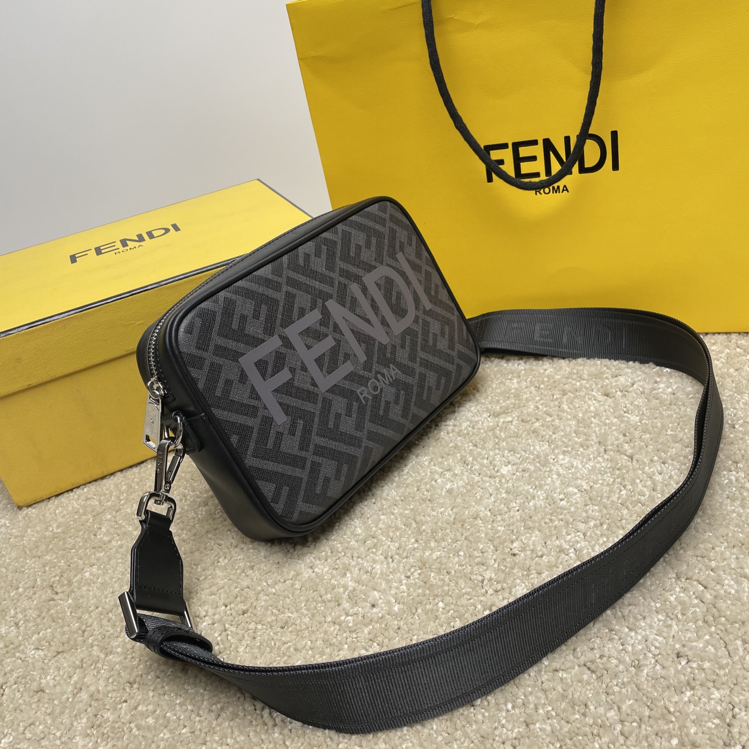 Fendi 相机包独家 开发 百分百头层牛皮 对版老花面料 干净整洁的做工体现出每一步的用心