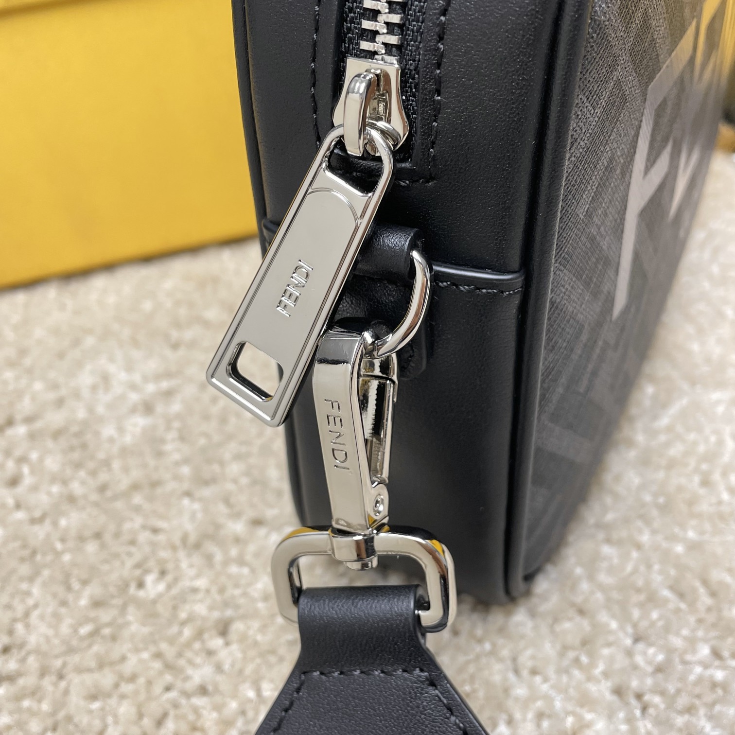 Fendi 相机包独家 开发 百分百头层牛皮 对版老花面料 干净整洁的做工体现出每一步的用心