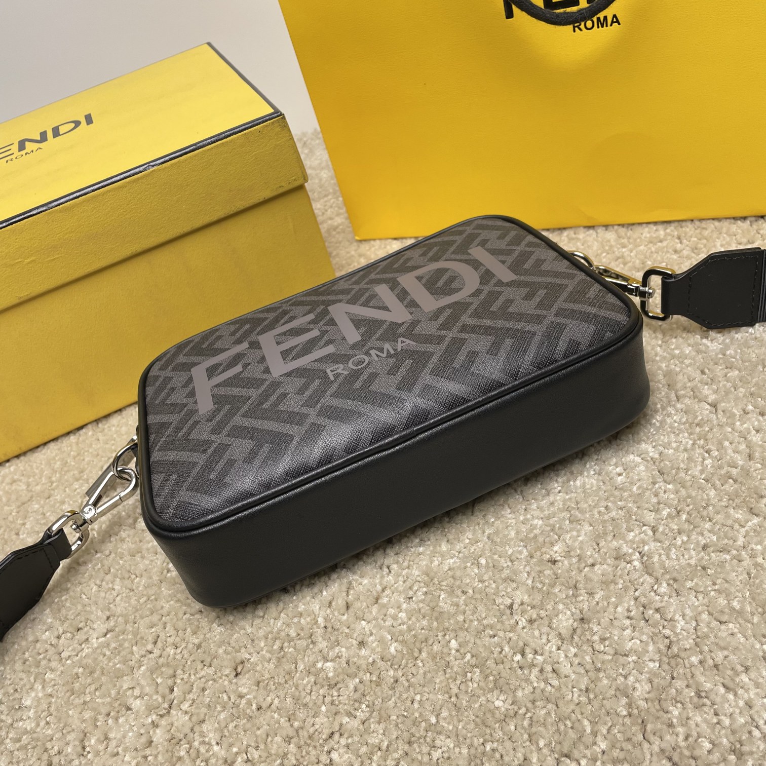 Fendi 相机包独家 开发 百分百头层牛皮 对版老花面料 干净整洁的做工体现出每一步的用心