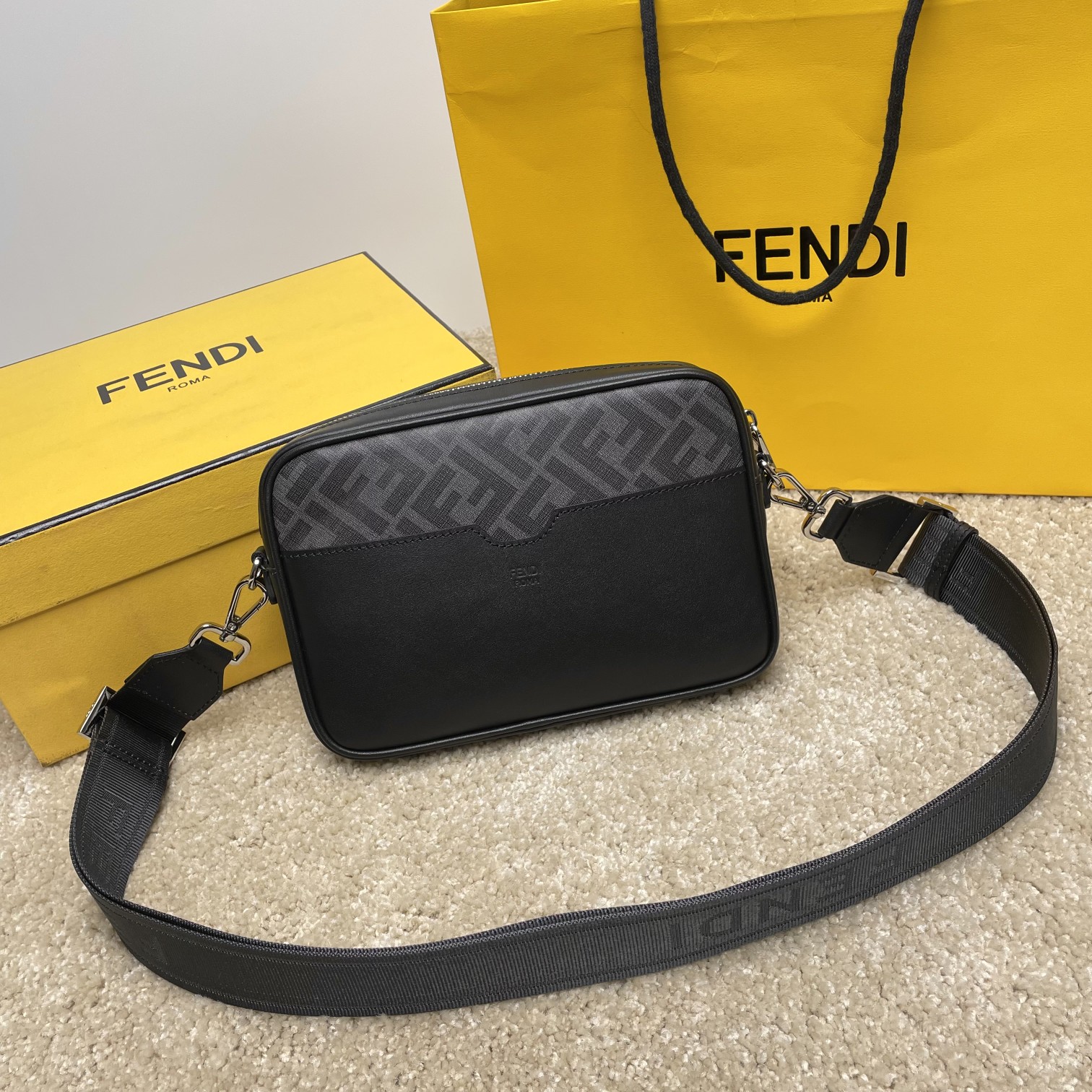 Fendi 相机包独家 开发 百分百头层牛皮 对版老花面料 干净整洁的做工体现出每一步的用心