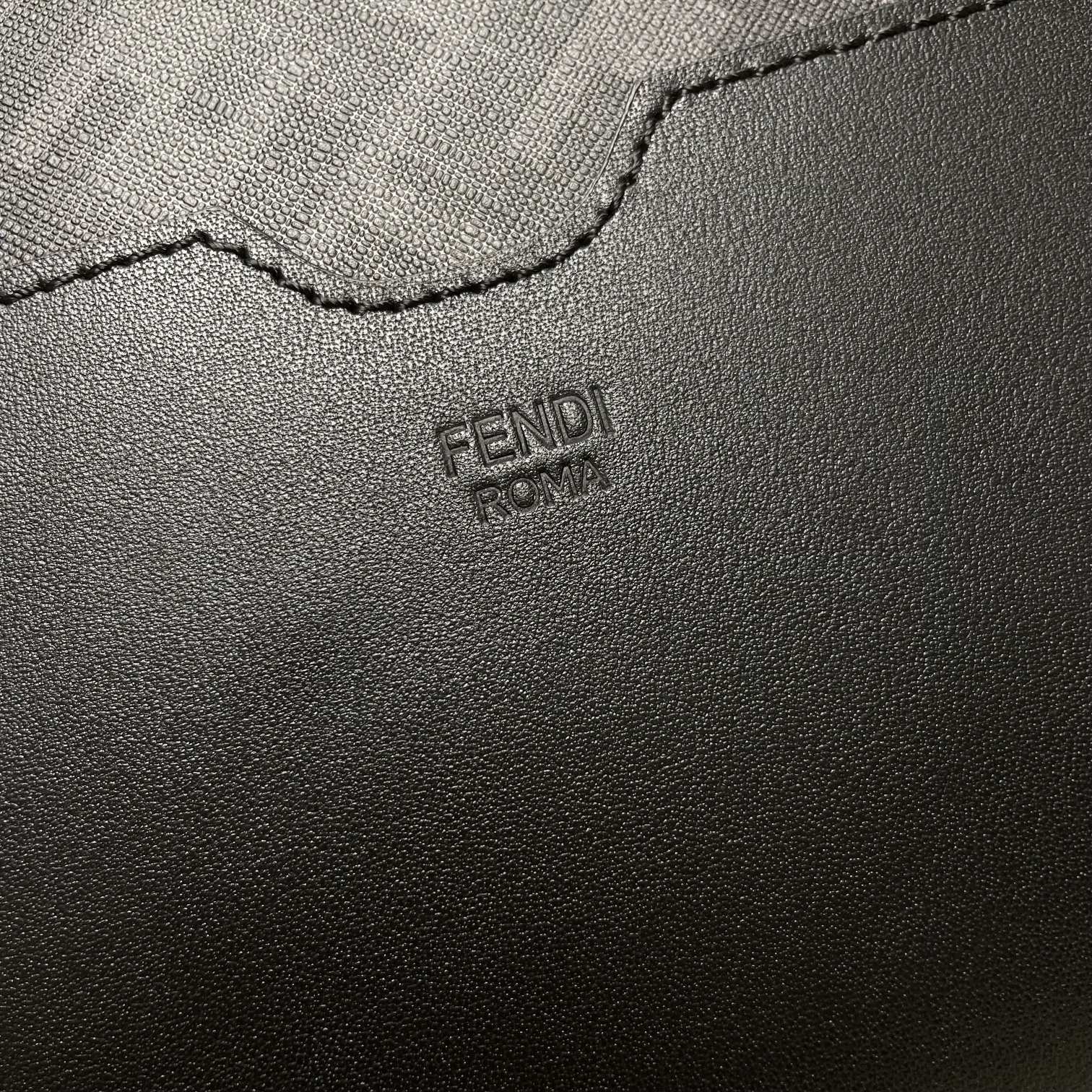 Fendi 相机包独家 开发 百分百头层牛皮 对版老花面料 干净整洁的做工体现出每一步的用心